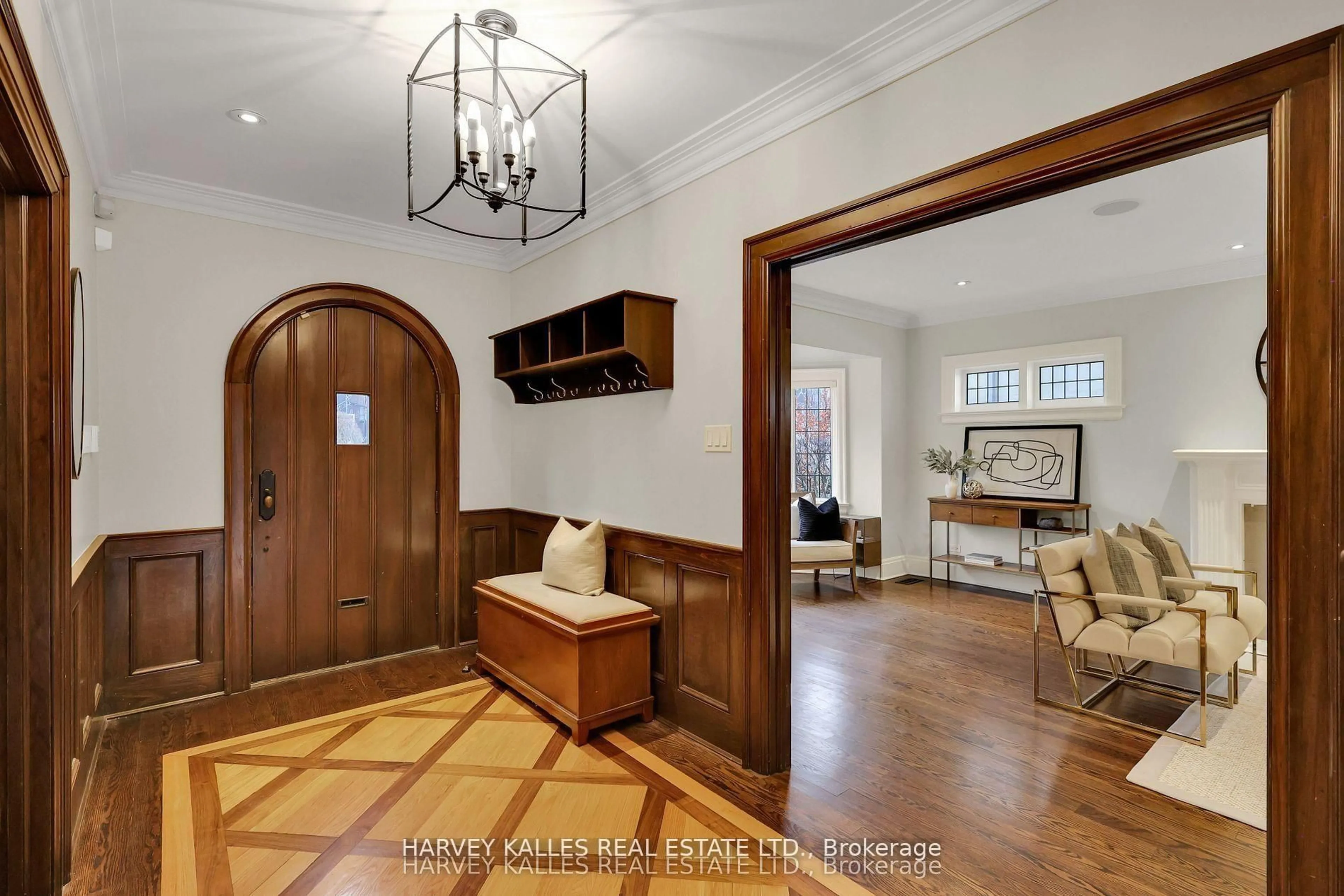 Indoor entryway for 12 Killarney Rd, Toronto Ontario M5P 1L8