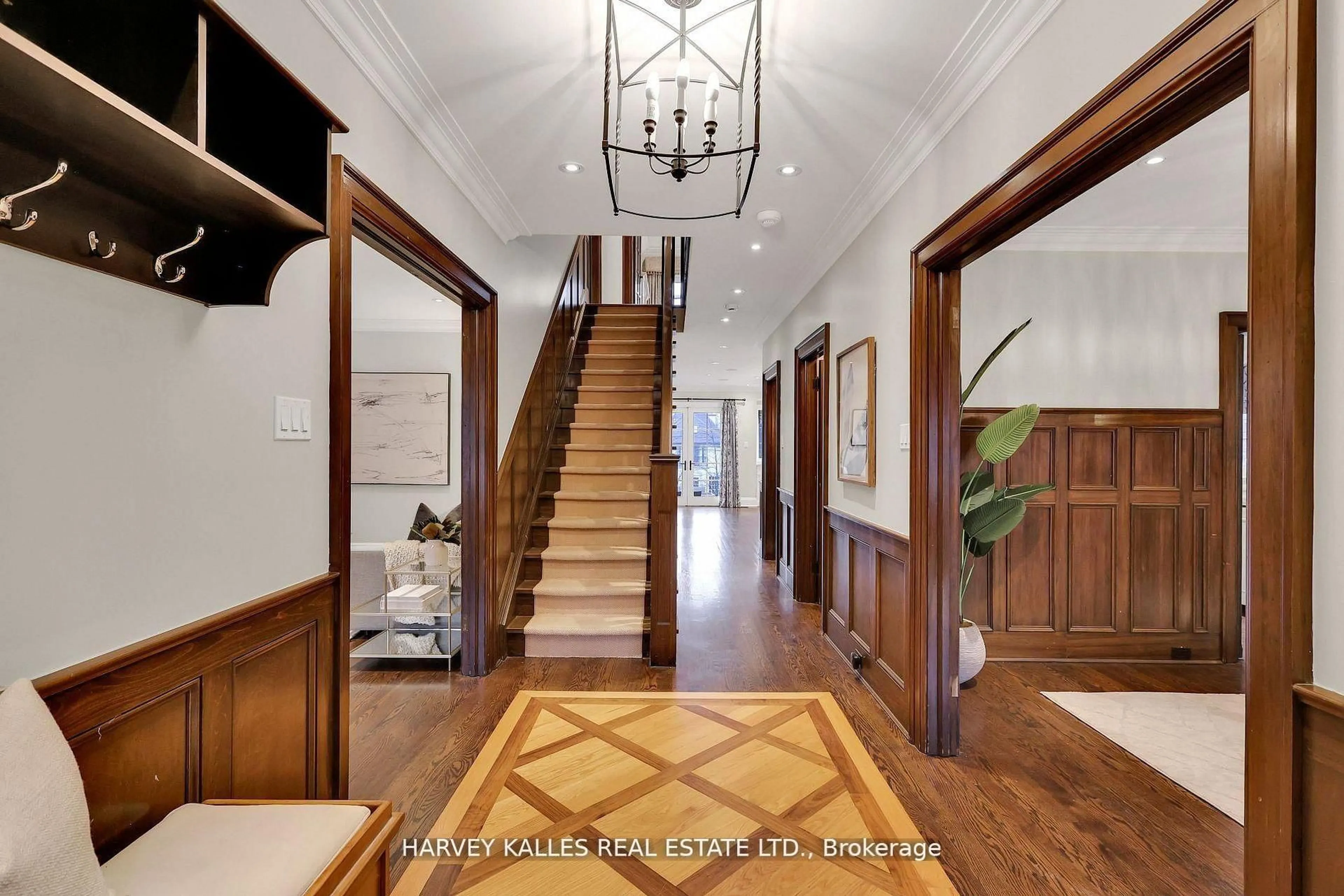 Indoor entryway for 12 Killarney Rd, Toronto Ontario M5P 1L8