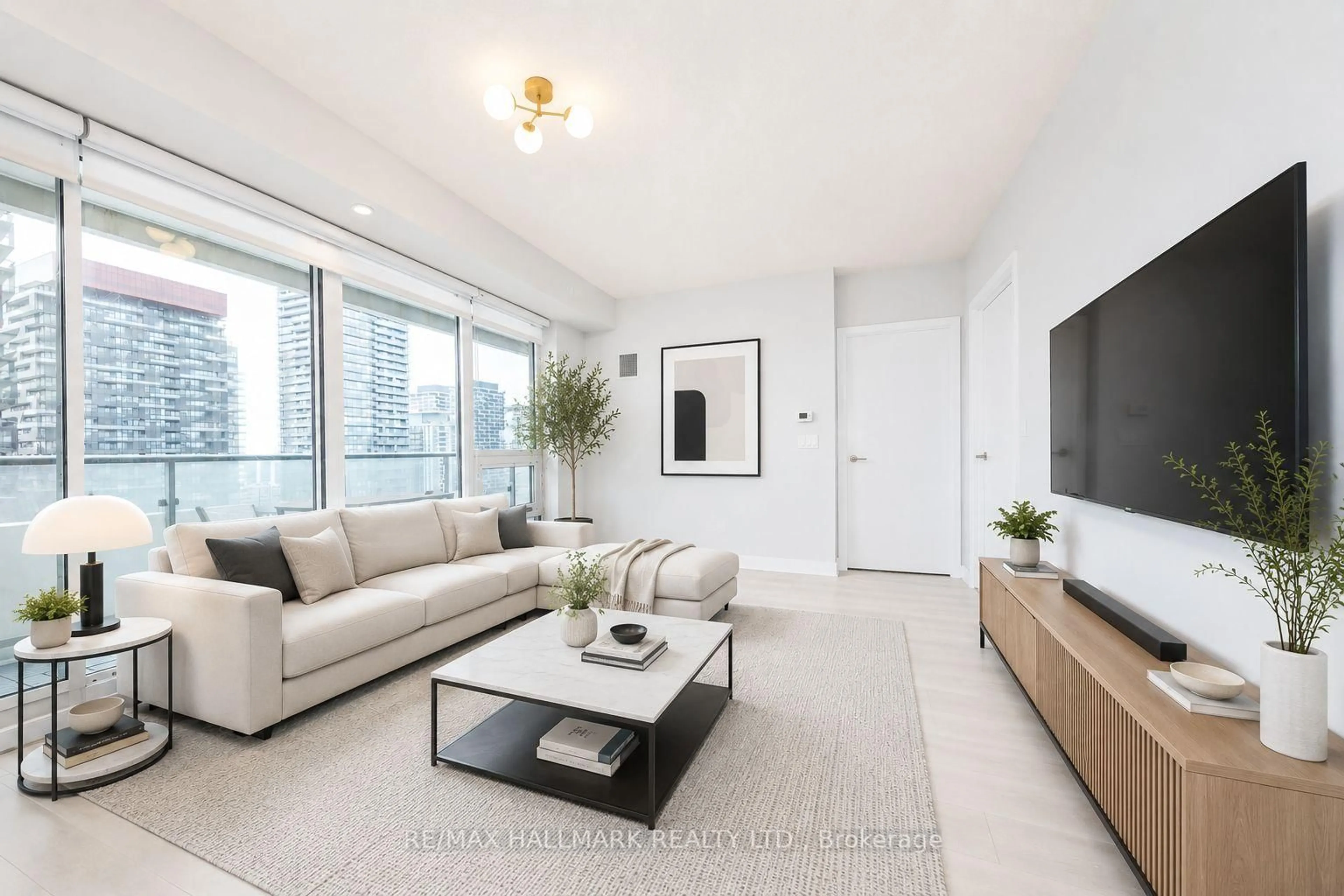 Living room with furniture, unknown for 2221 Yonge St #2211, Toronto Ontario M4S 0B8