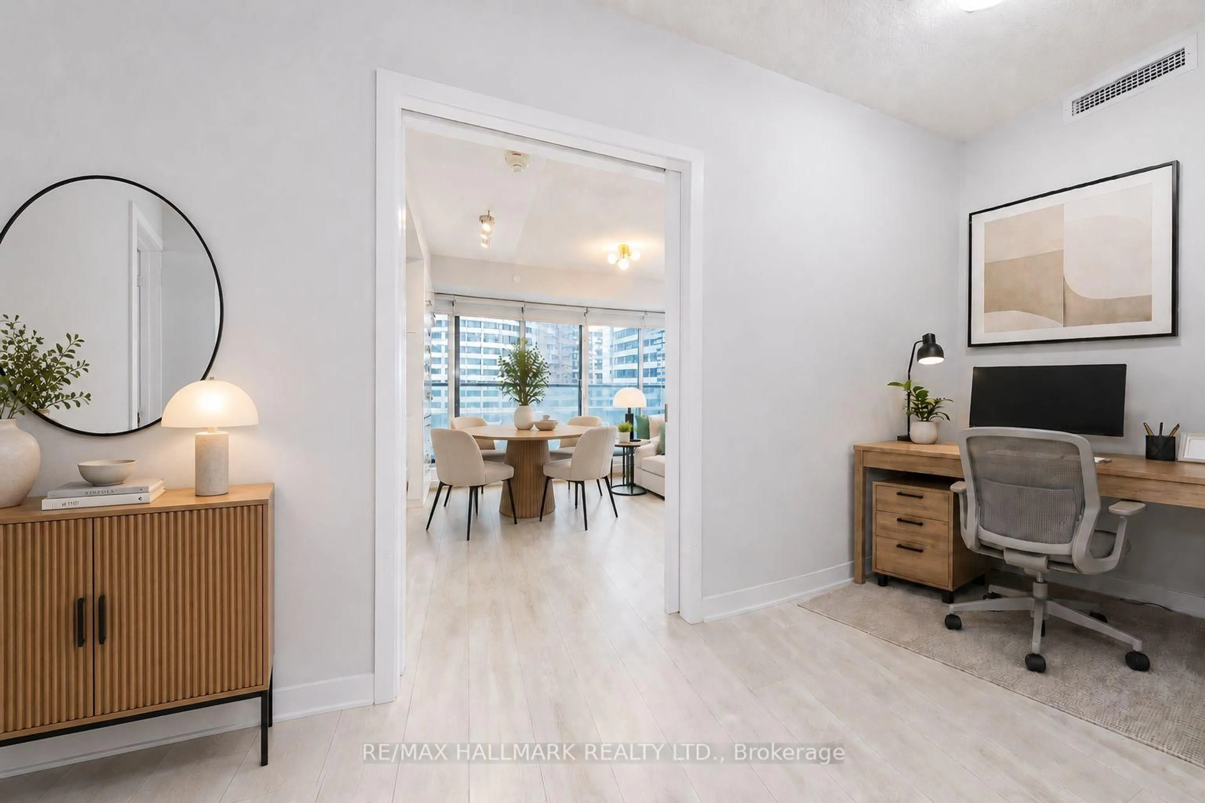 Unknown for 2221 Yonge St #2211, Toronto Ontario M4S 0B8
