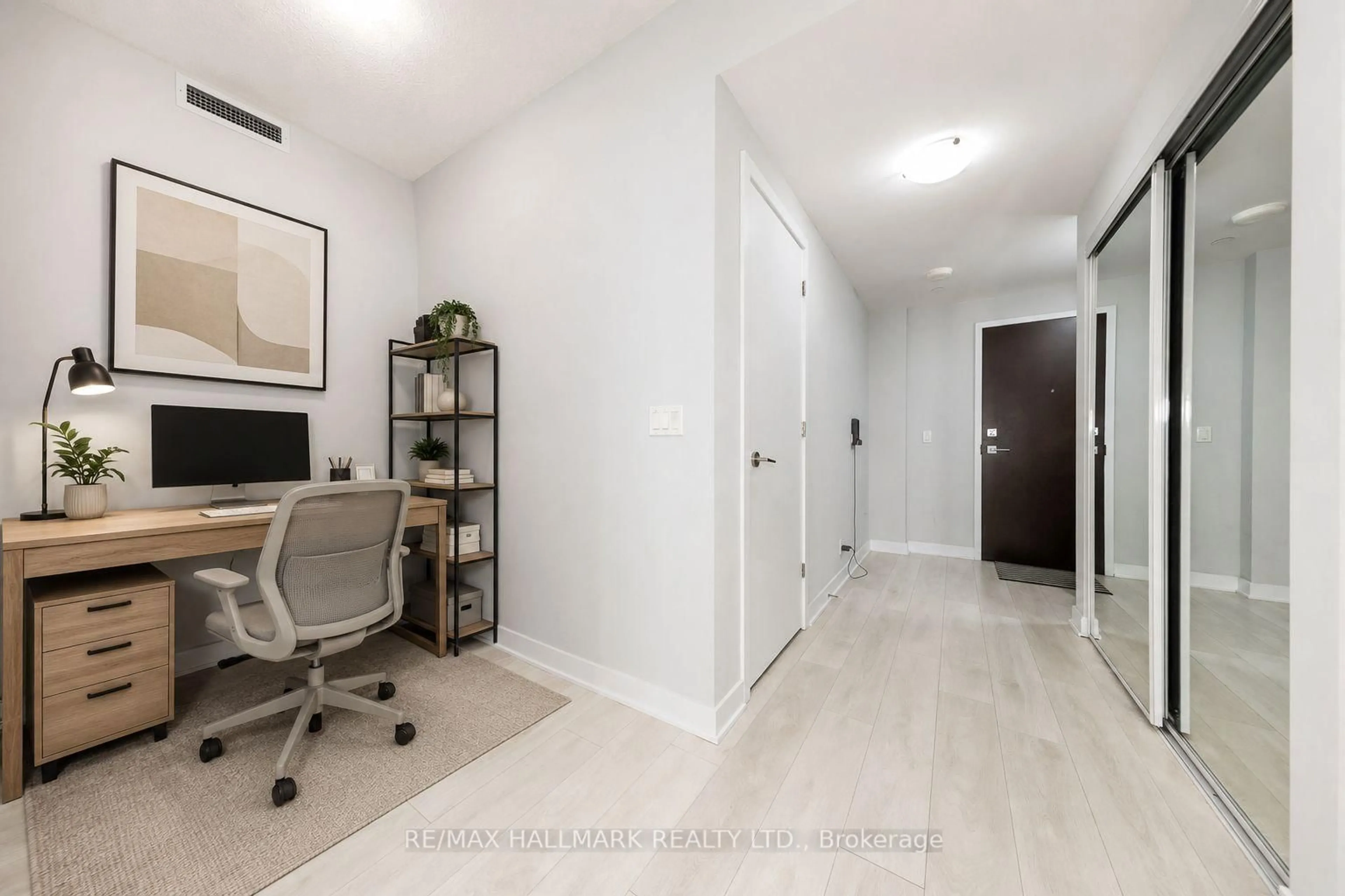 Indoor entryway for 2221 Yonge St #2211, Toronto Ontario M4S 0B8