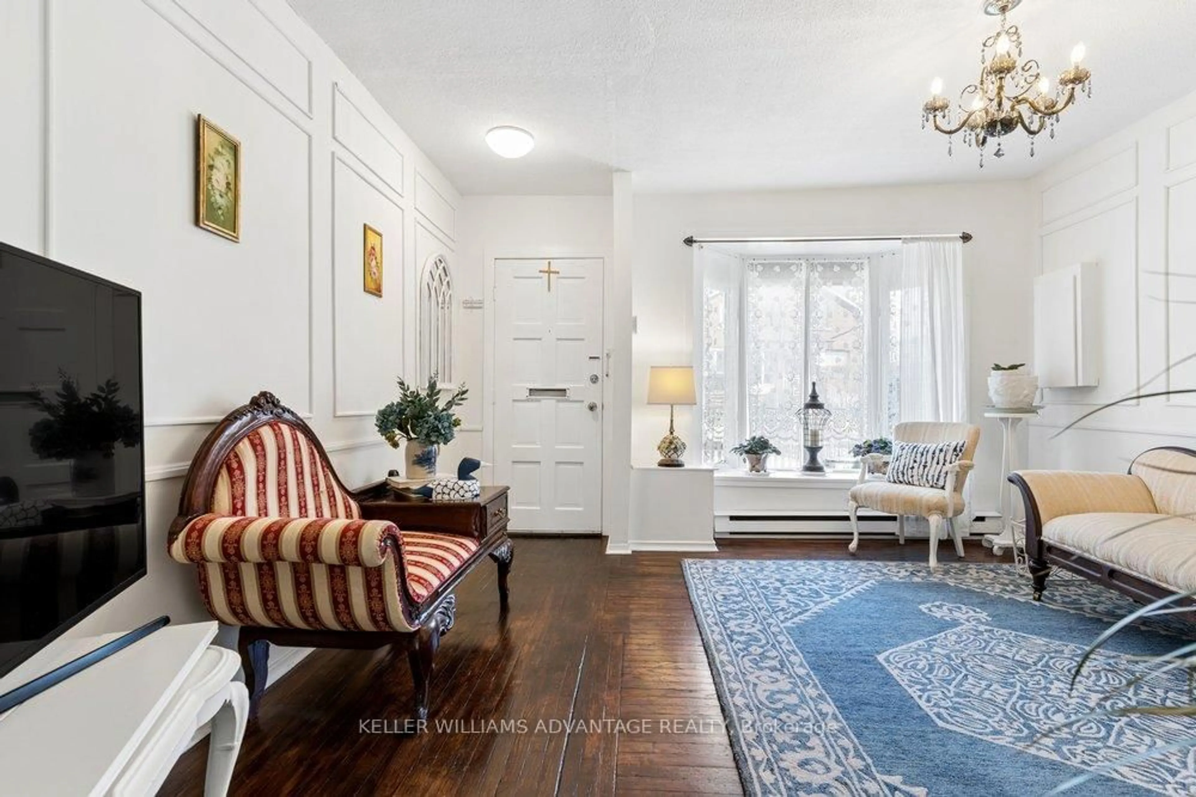 Indoor entryway for 186 Cedric Ave, Toronto Ontario M6C 3X8