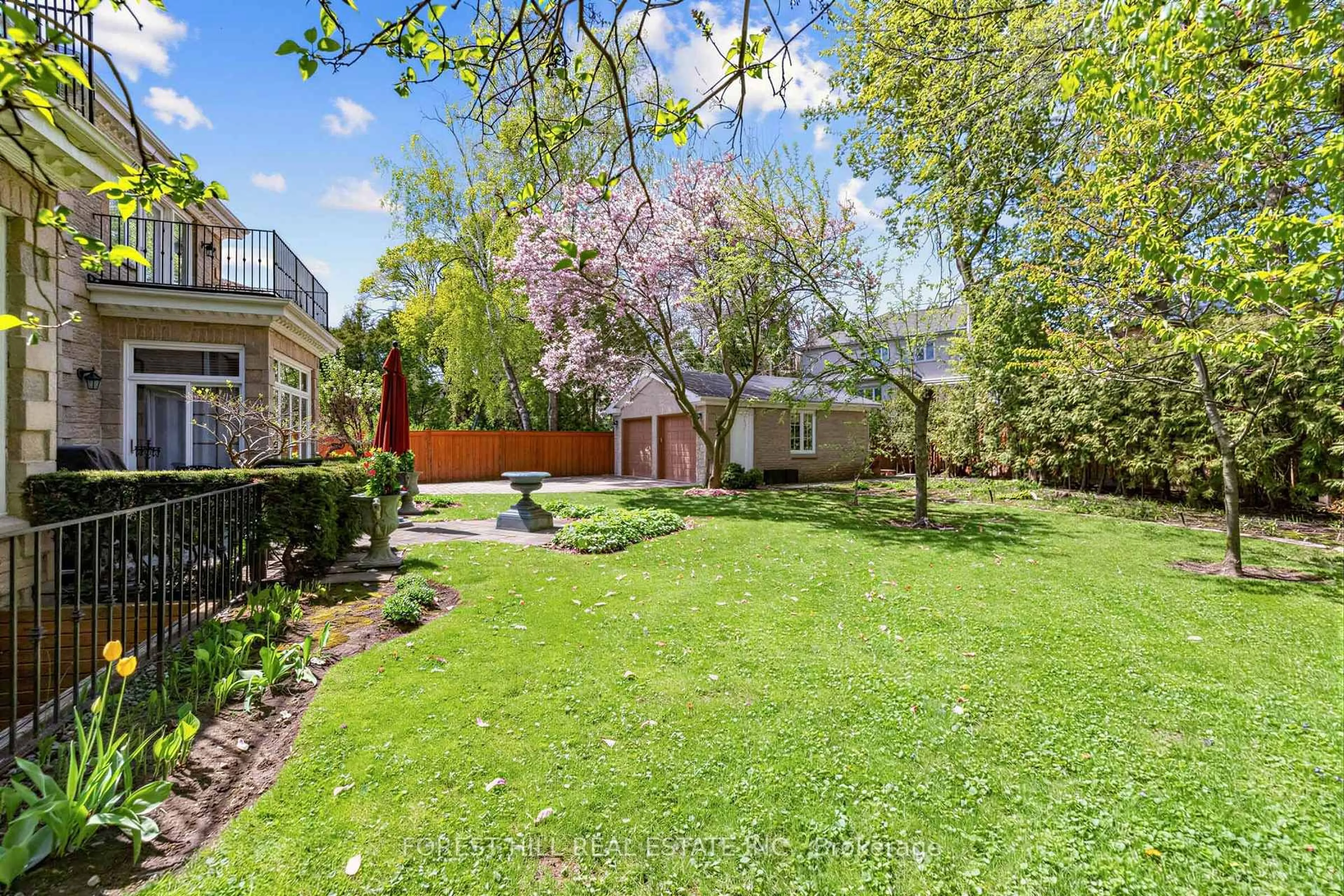 Patio, street for 44 Cotswold Cres, Toronto Ontario M2P 1N2
