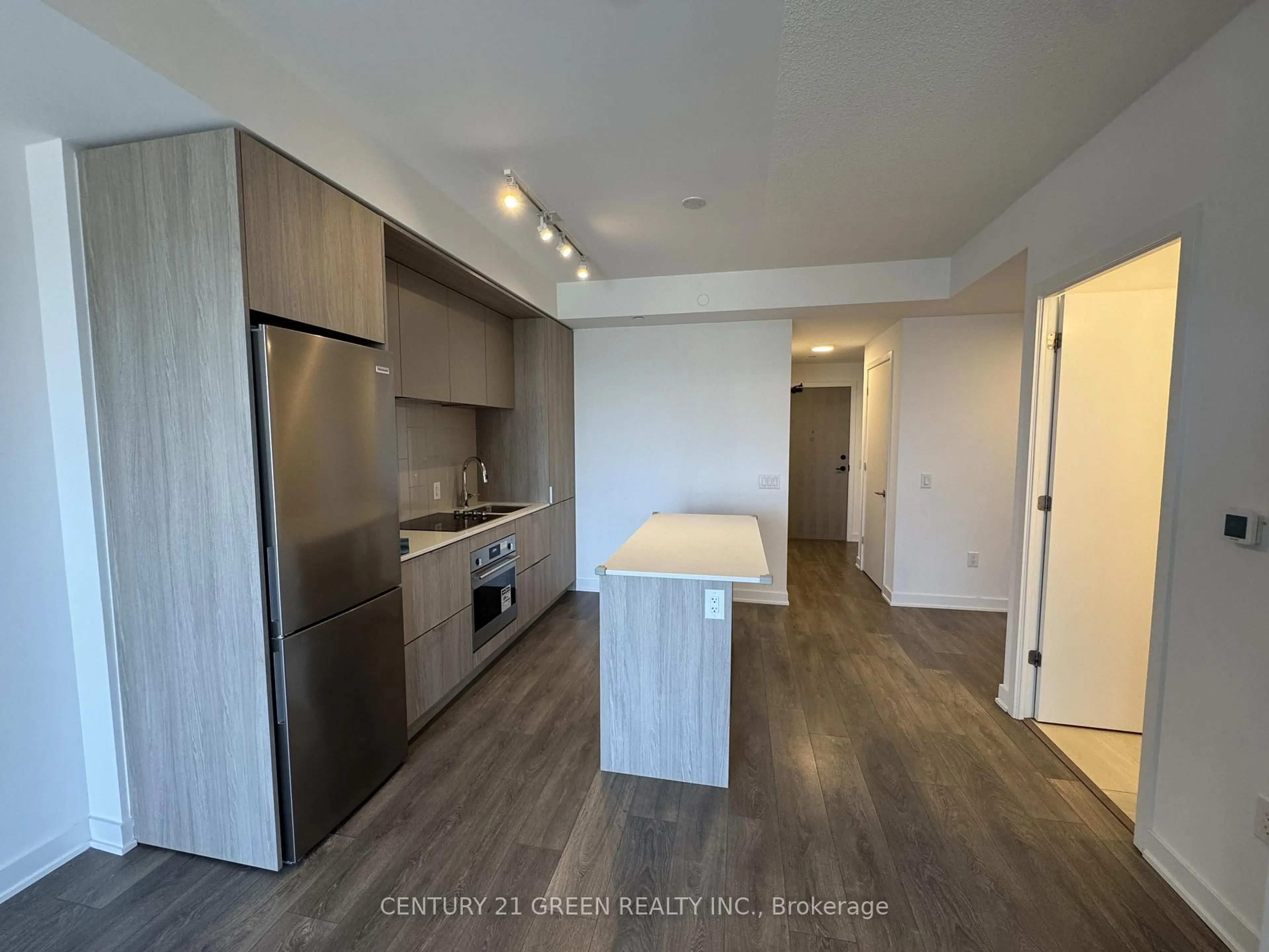 Open concept kitchen, wood/laminate floor for 130 River St, Toronto Ontario M5A 0R8