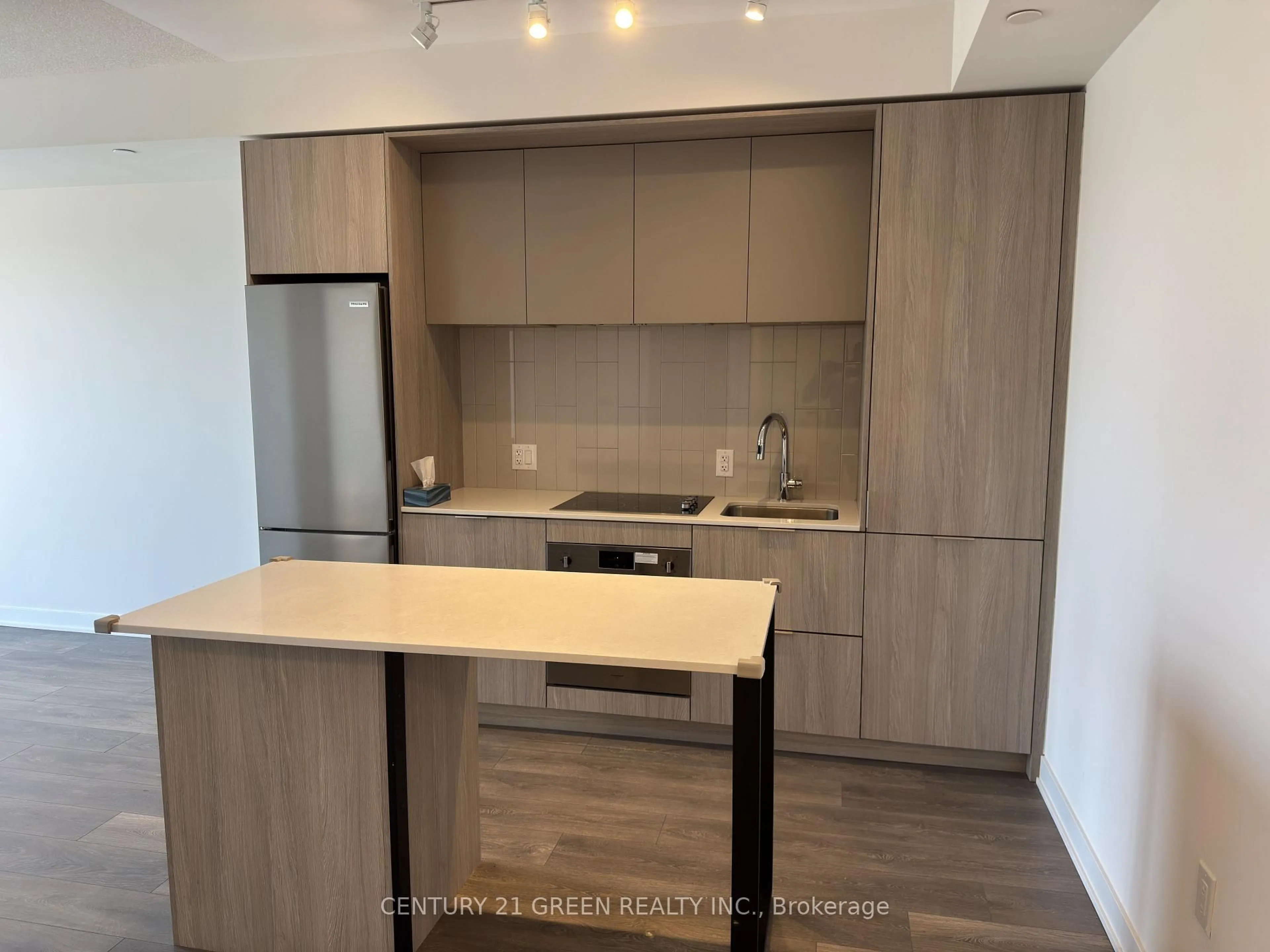 Standard kitchen, wood/laminate floor for 130 River St, Toronto Ontario M5A 0R8