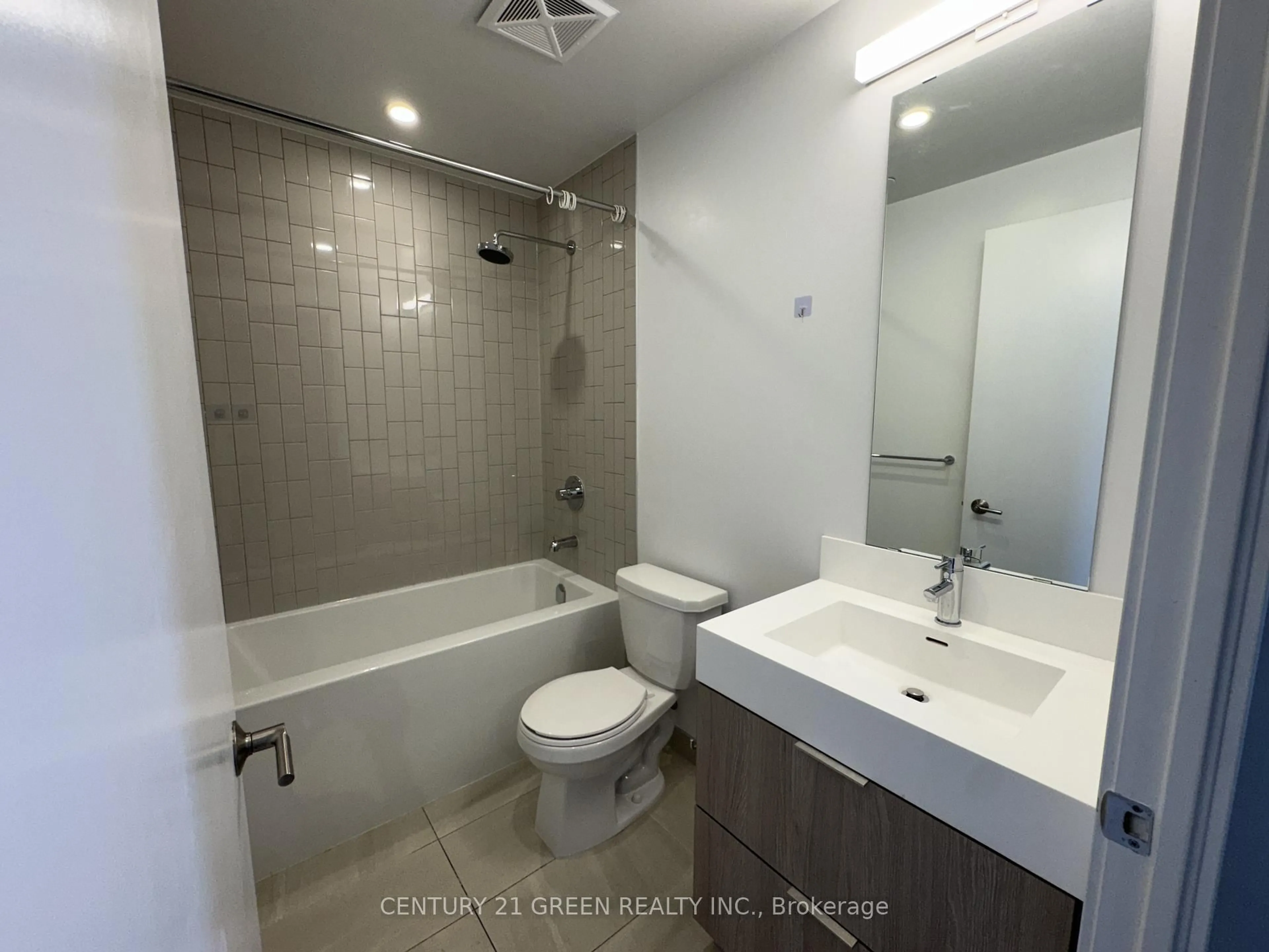 Standard bathroom, ceramic/tile floor for 130 River St, Toronto Ontario M5A 0R8