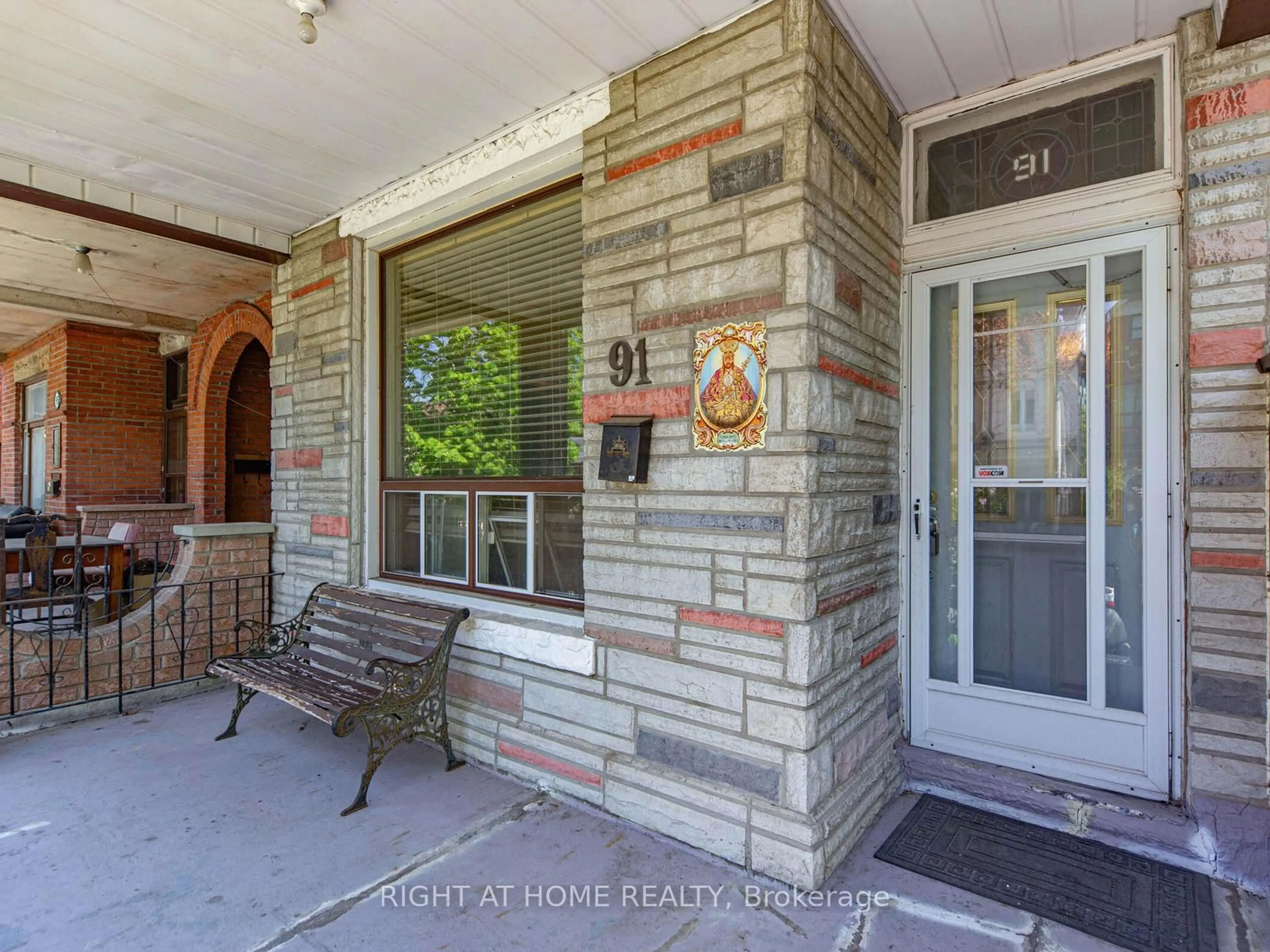 Indoor entryway for 91 Borden St, Toronto Ontario M5S 2M8