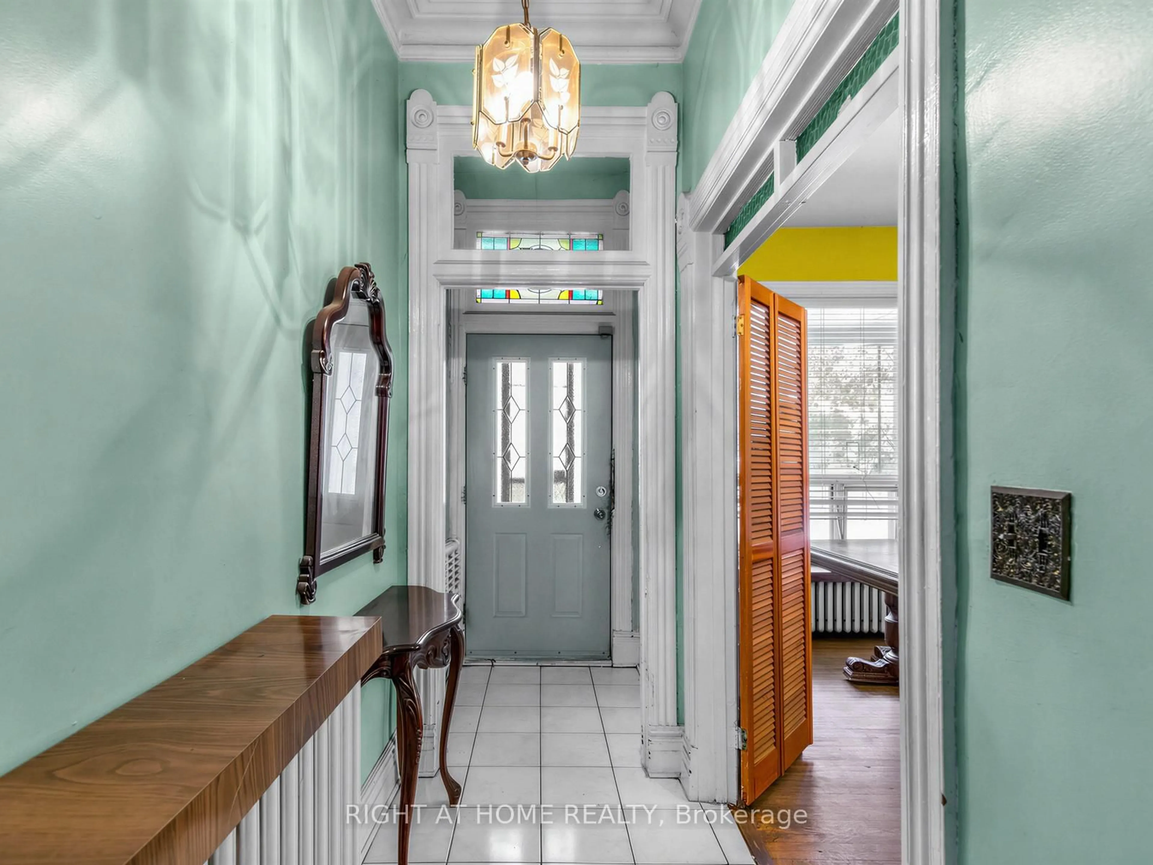 Indoor entryway for 91 Borden St, Toronto Ontario M5S 2M8