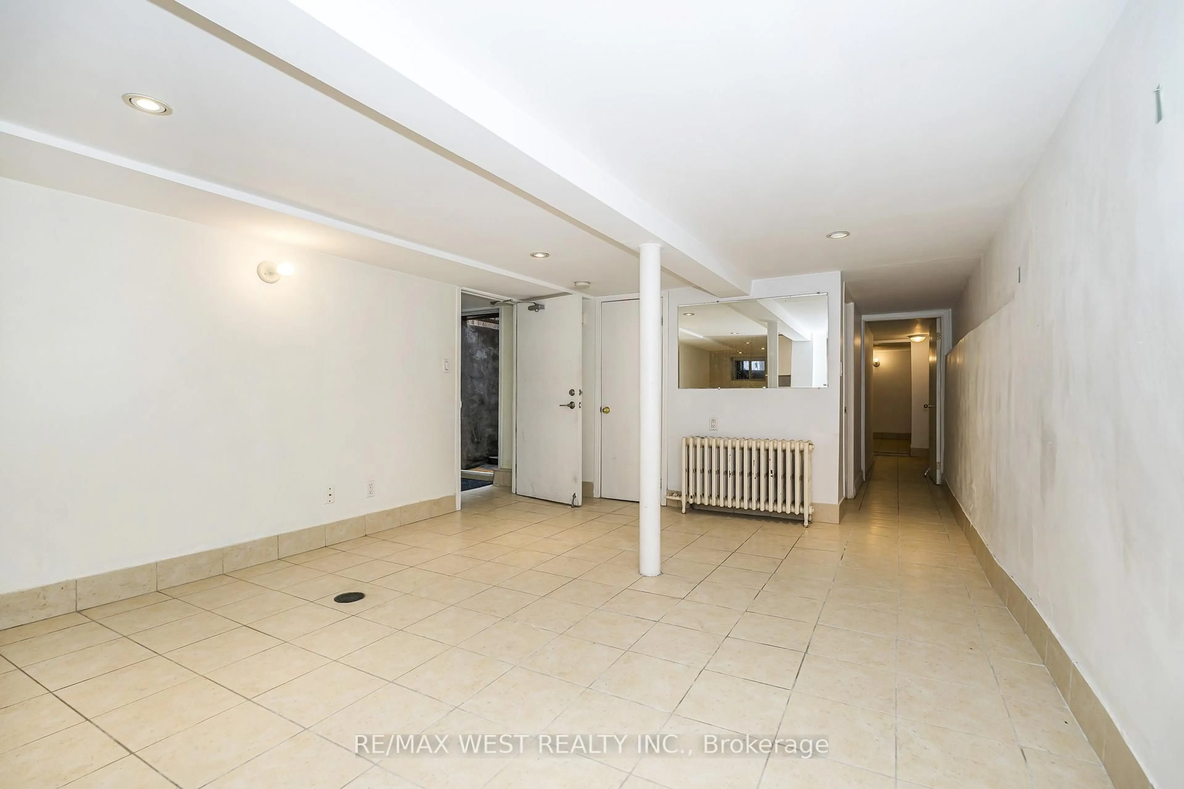 Indoor foyer for 404 Manning Ave, Toronto Ontario M6G 2V7