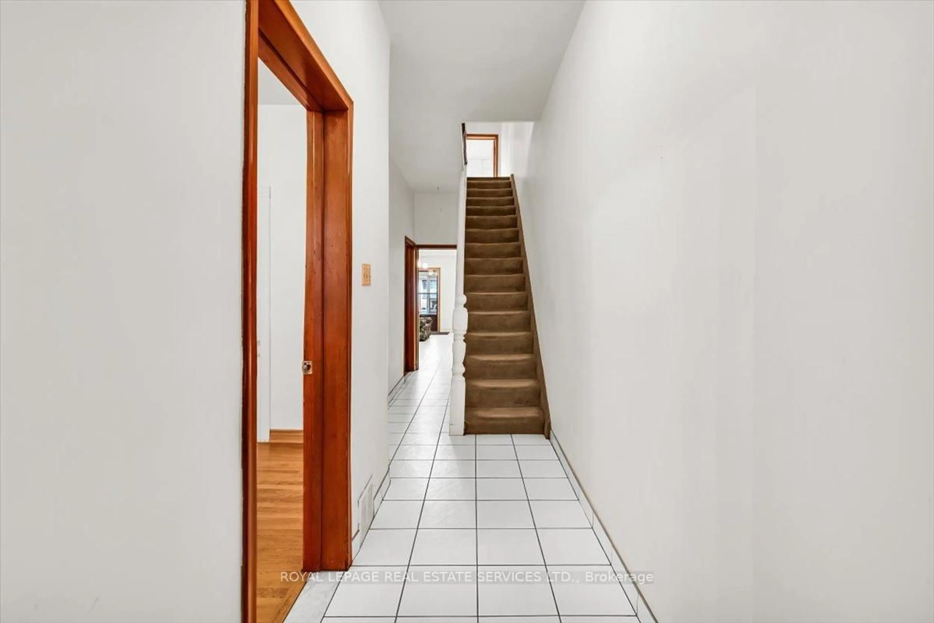 Indoor foyer for 215 Clinton St, Toronto Ontario M6G 2Y4