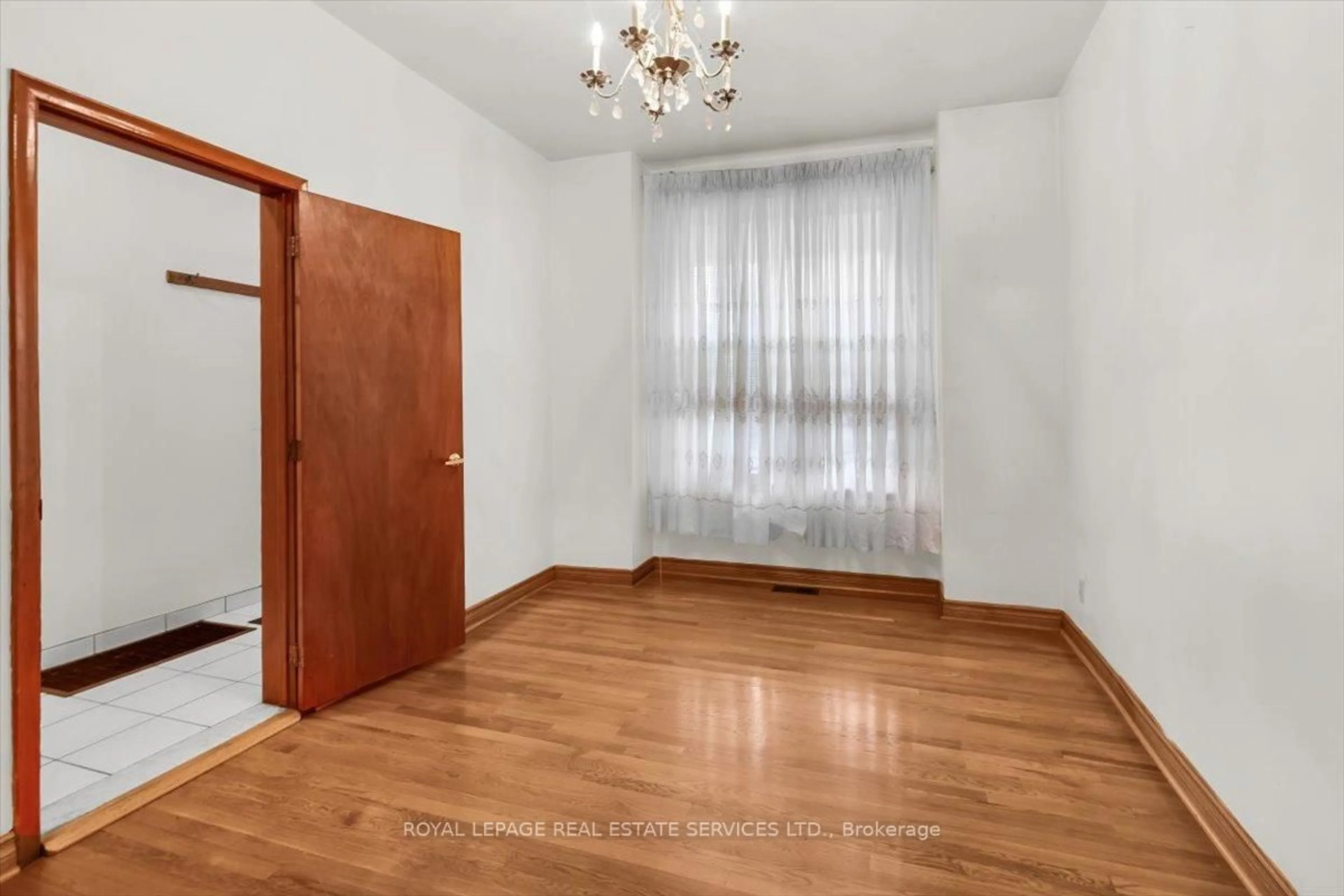 A pic of a room for 215 Clinton St, Toronto Ontario M6G 2Y4