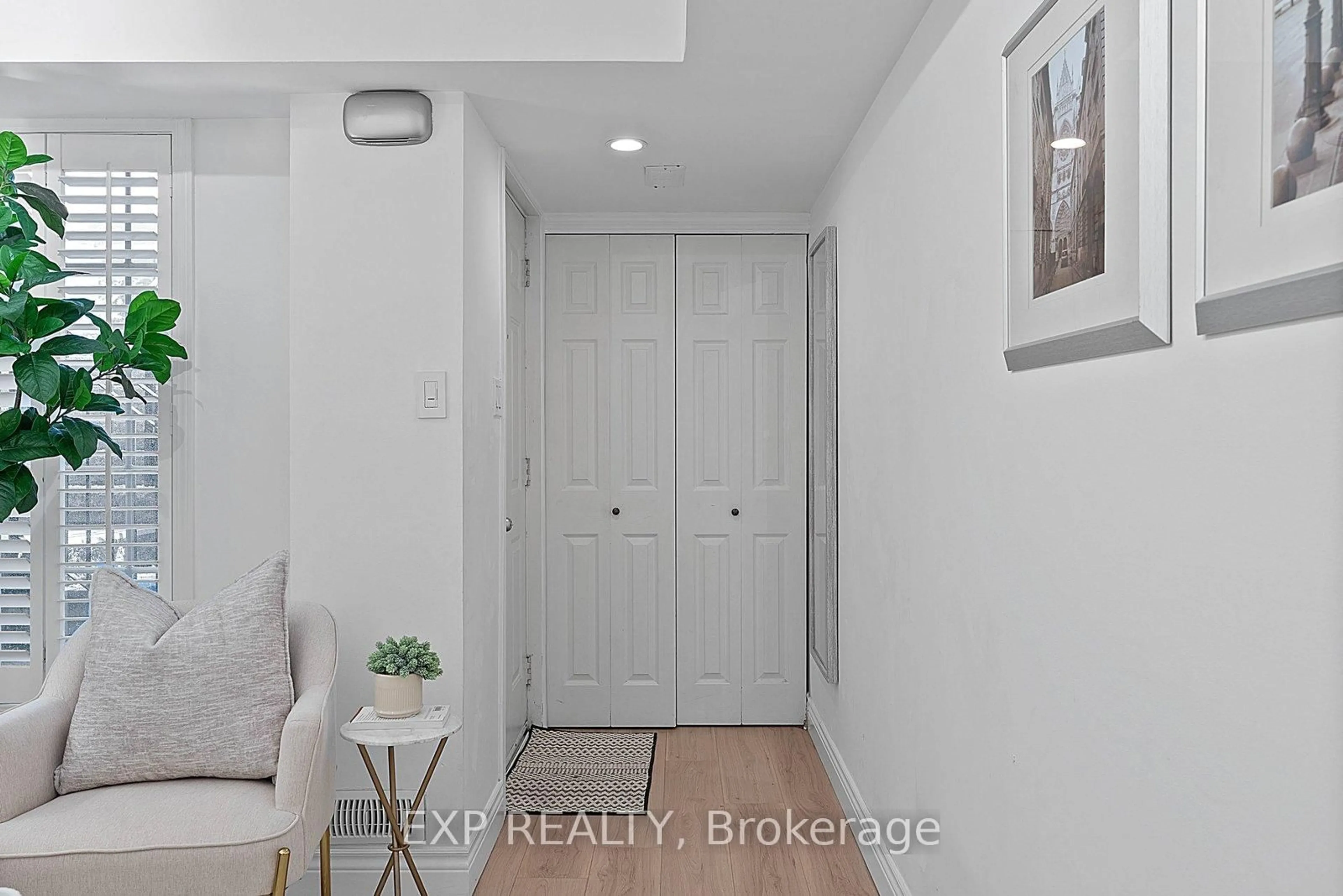 Indoor entryway for 12 Portland St #Th B, Toronto Ontario M5V 3N6