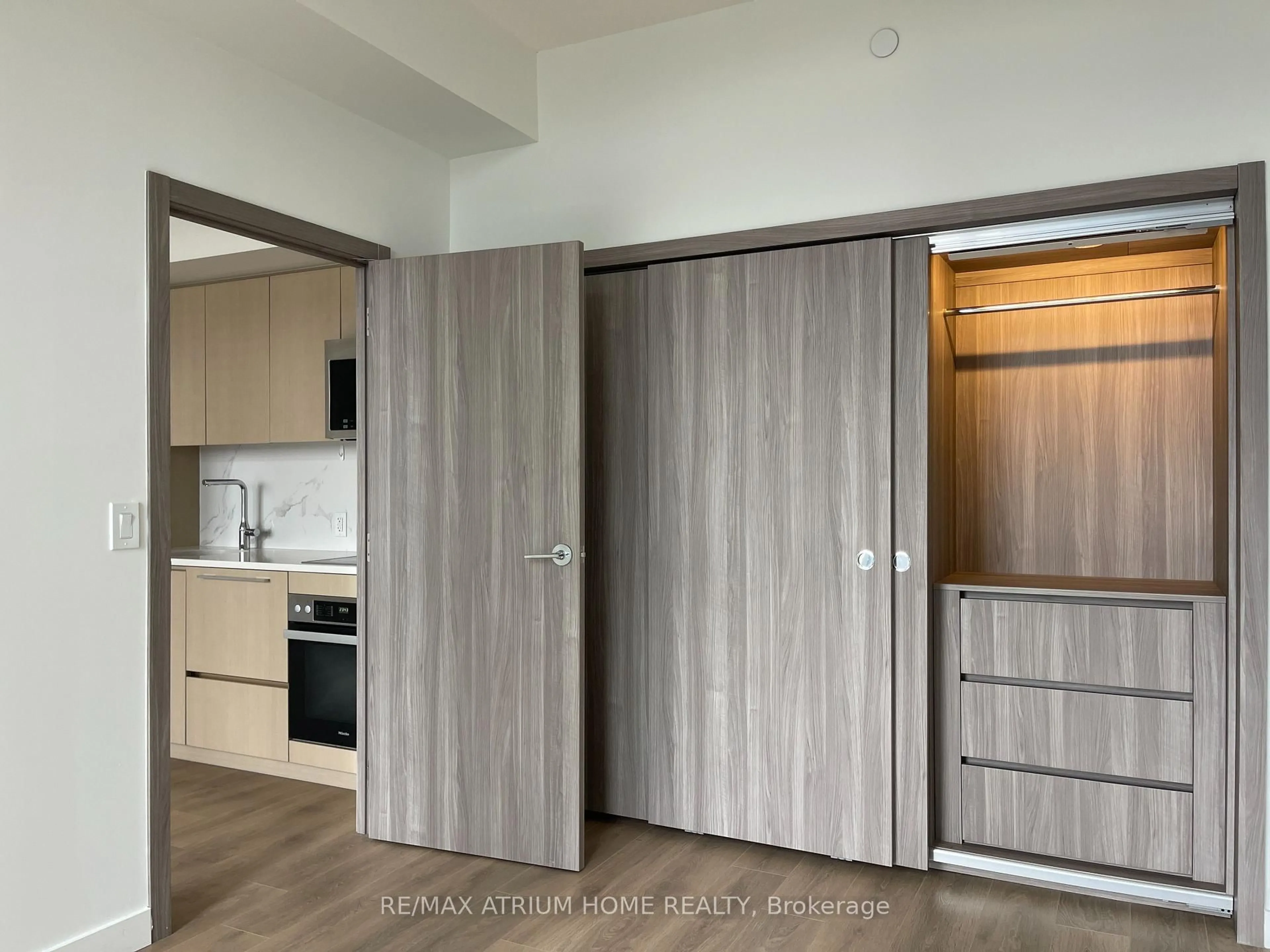 Standard kitchen, wood/laminate floor for 38 Widmer St #2208, Toronto Ontario M5V 2E9