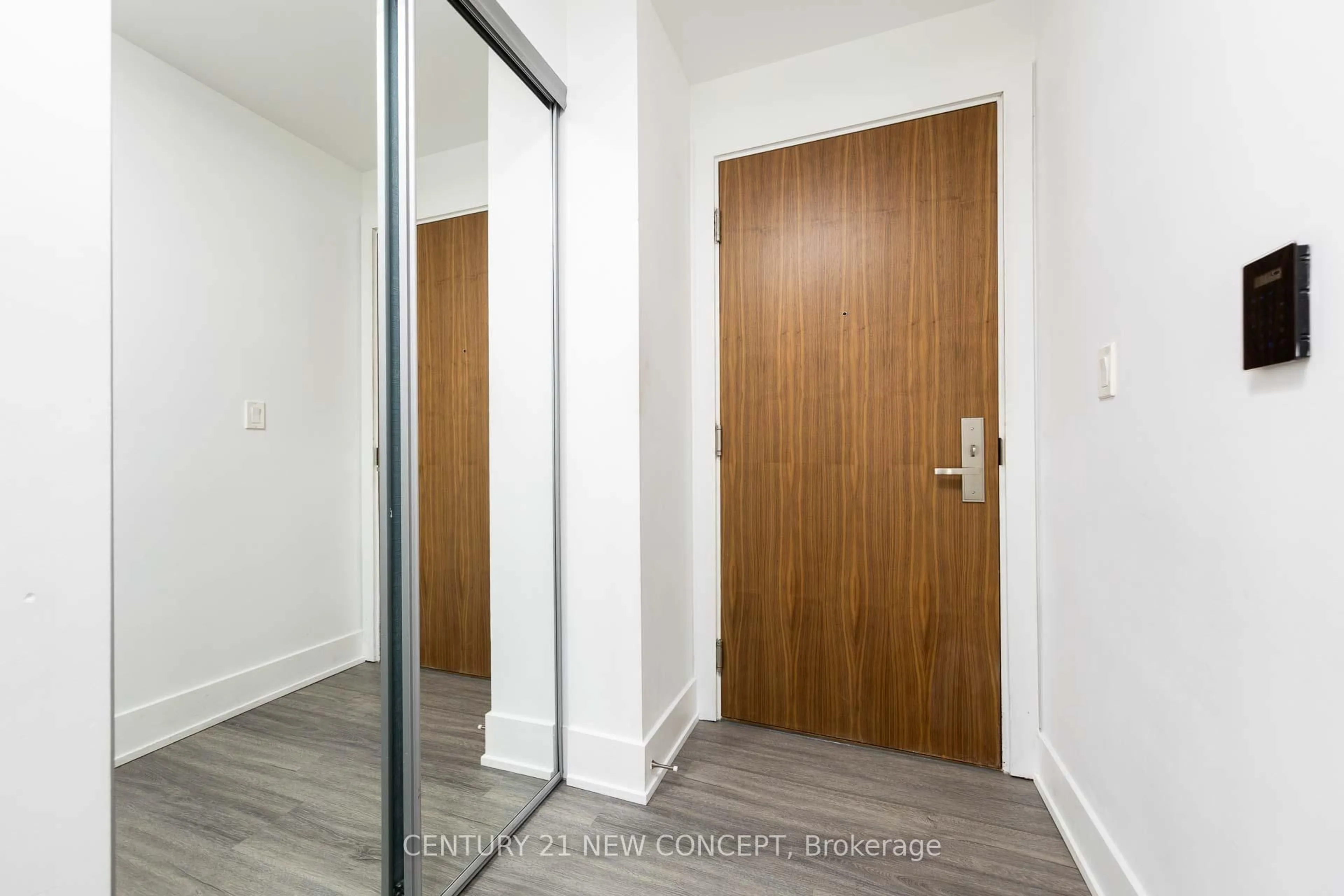 Indoor entryway for 200 Bloor St #2606, Toronto Ontario M5S 1T8