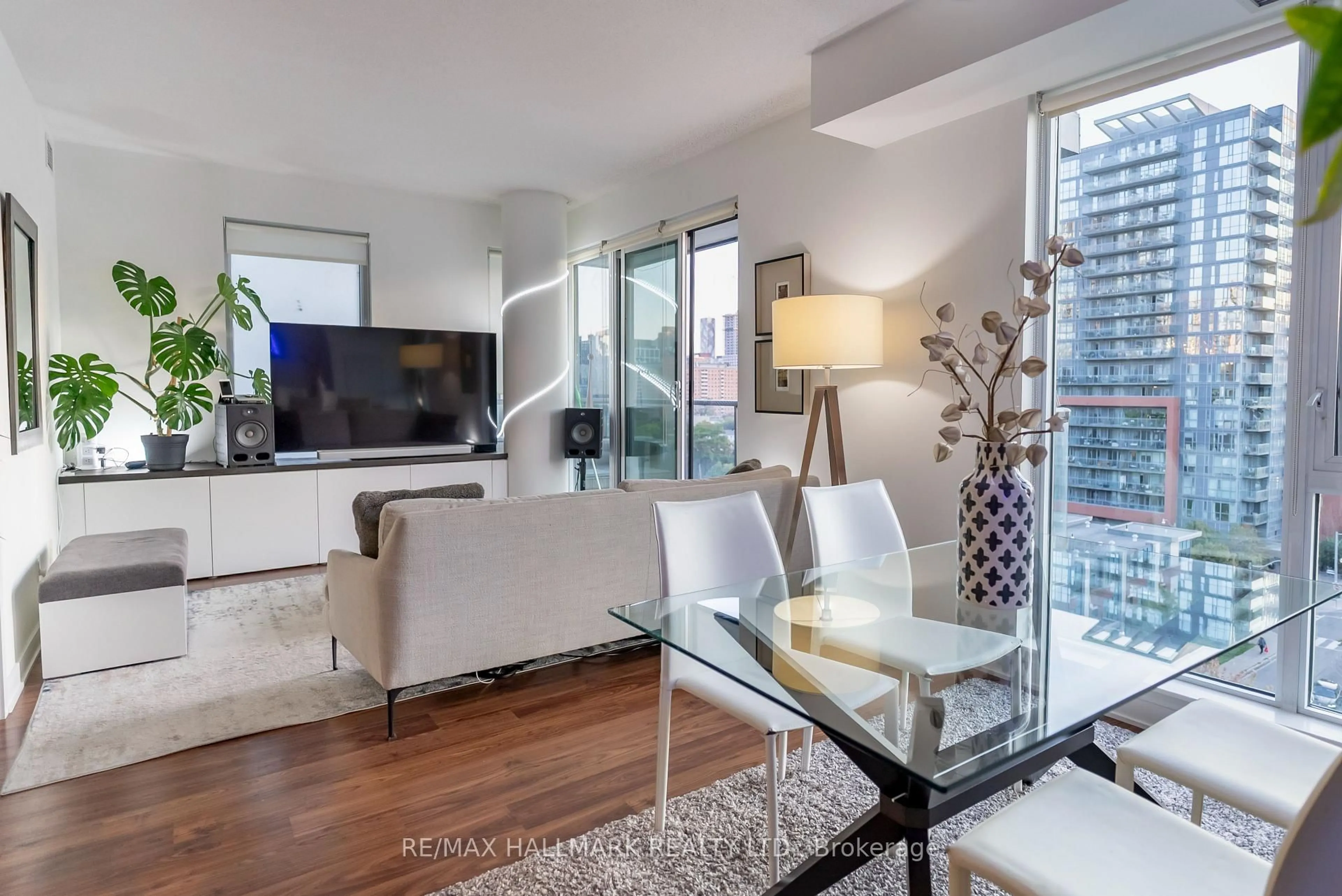 Living room with furniture, unknown for 260 Sackville St #813, Toronto Ontario M5A 0B3