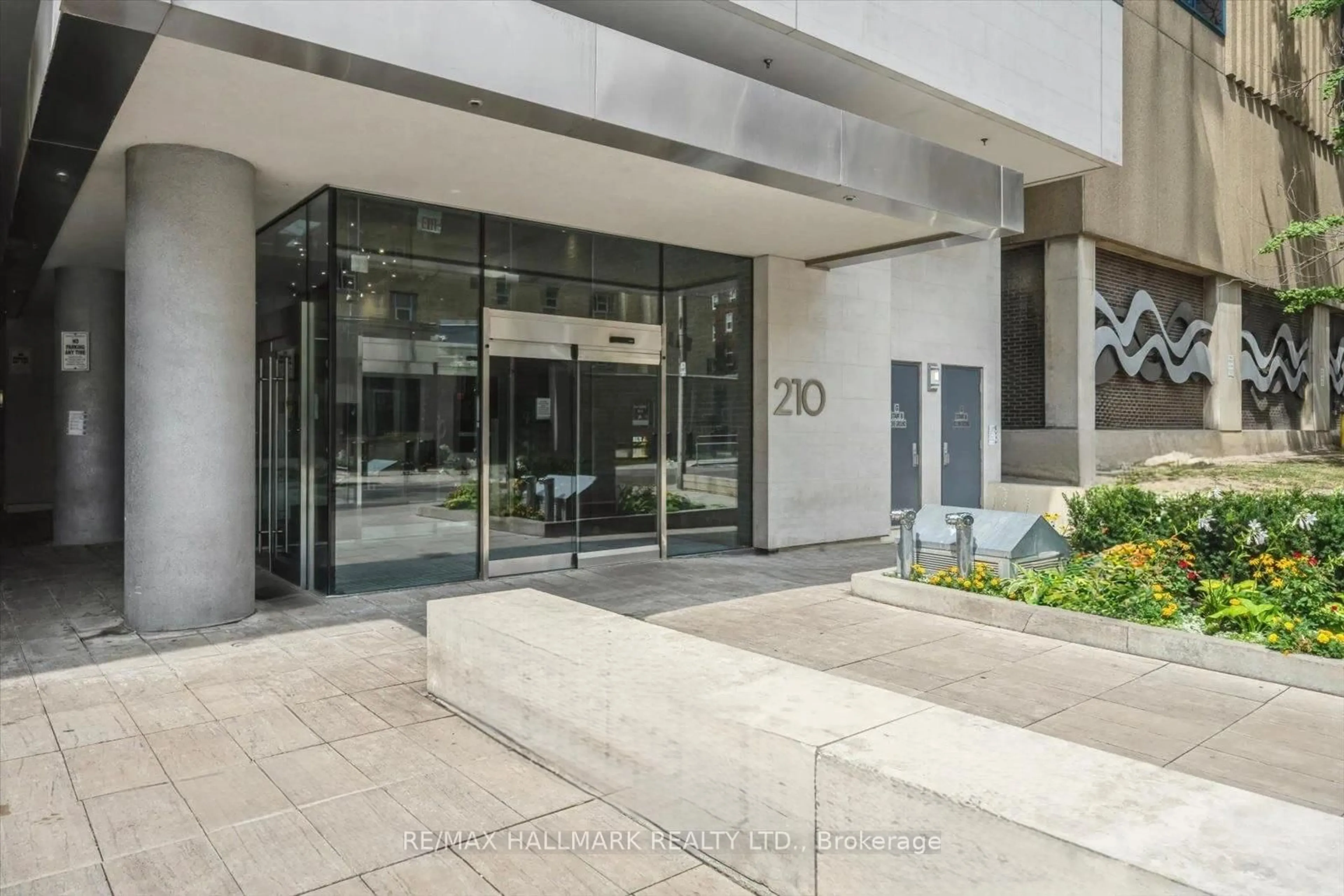 Indoor foyer for 210 Simcoe St #1210, Toronto Ontario M5T 2W5