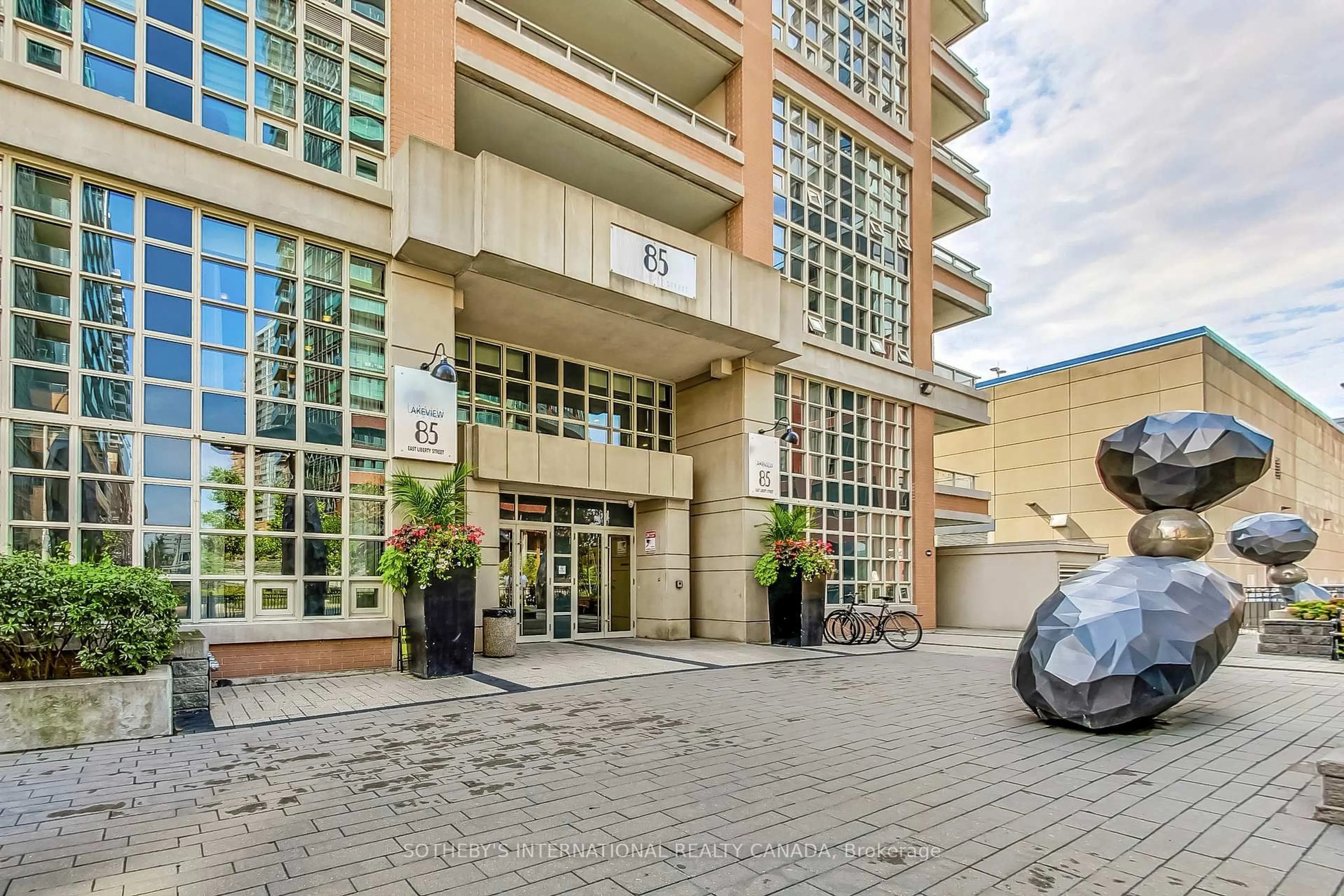 Indoor foyer for 85 East Liberty St #720, Toronto Ontario M6K 3R4