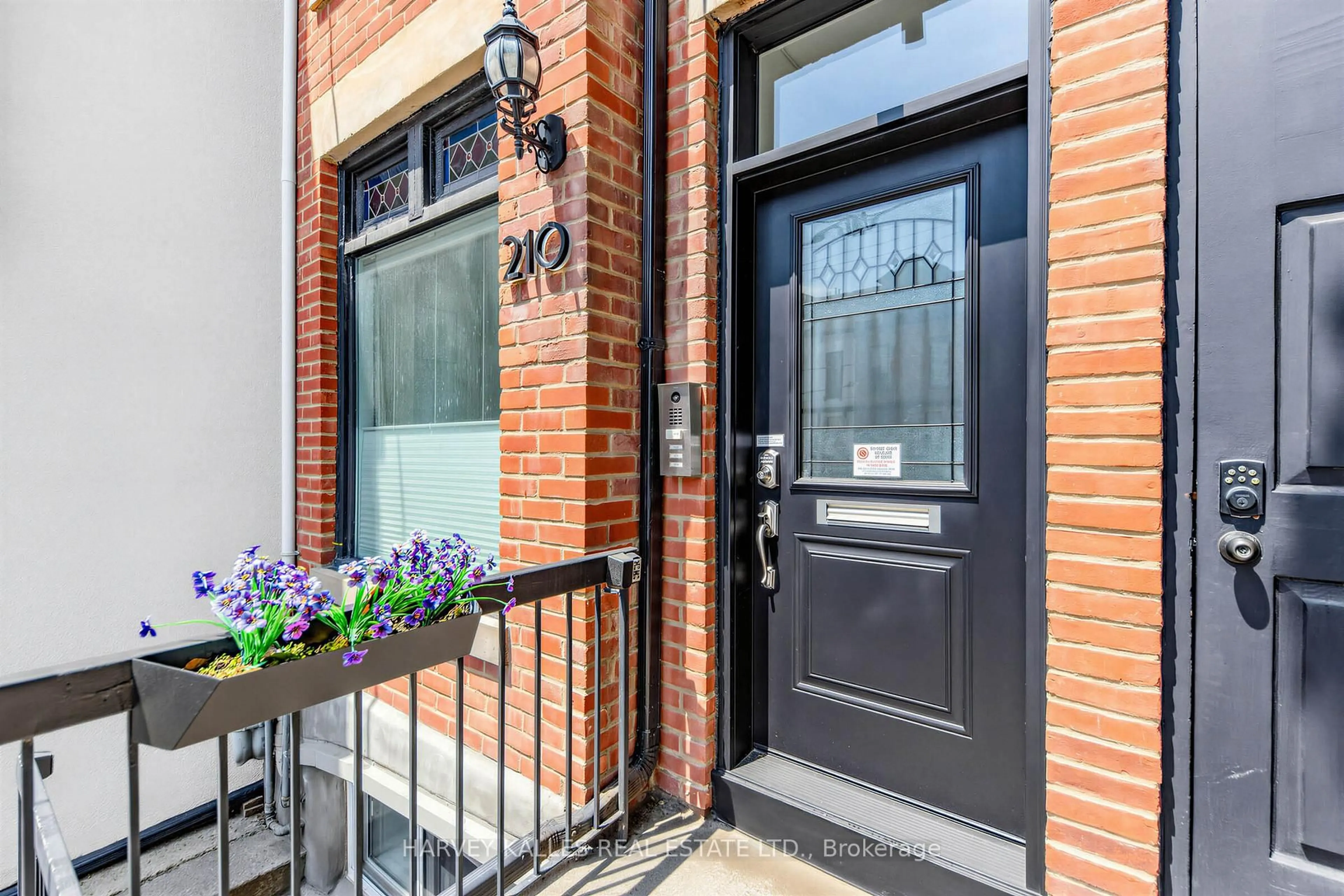 Unknown for 210 Gerrard St, Toronto Ontario M5A 2E6