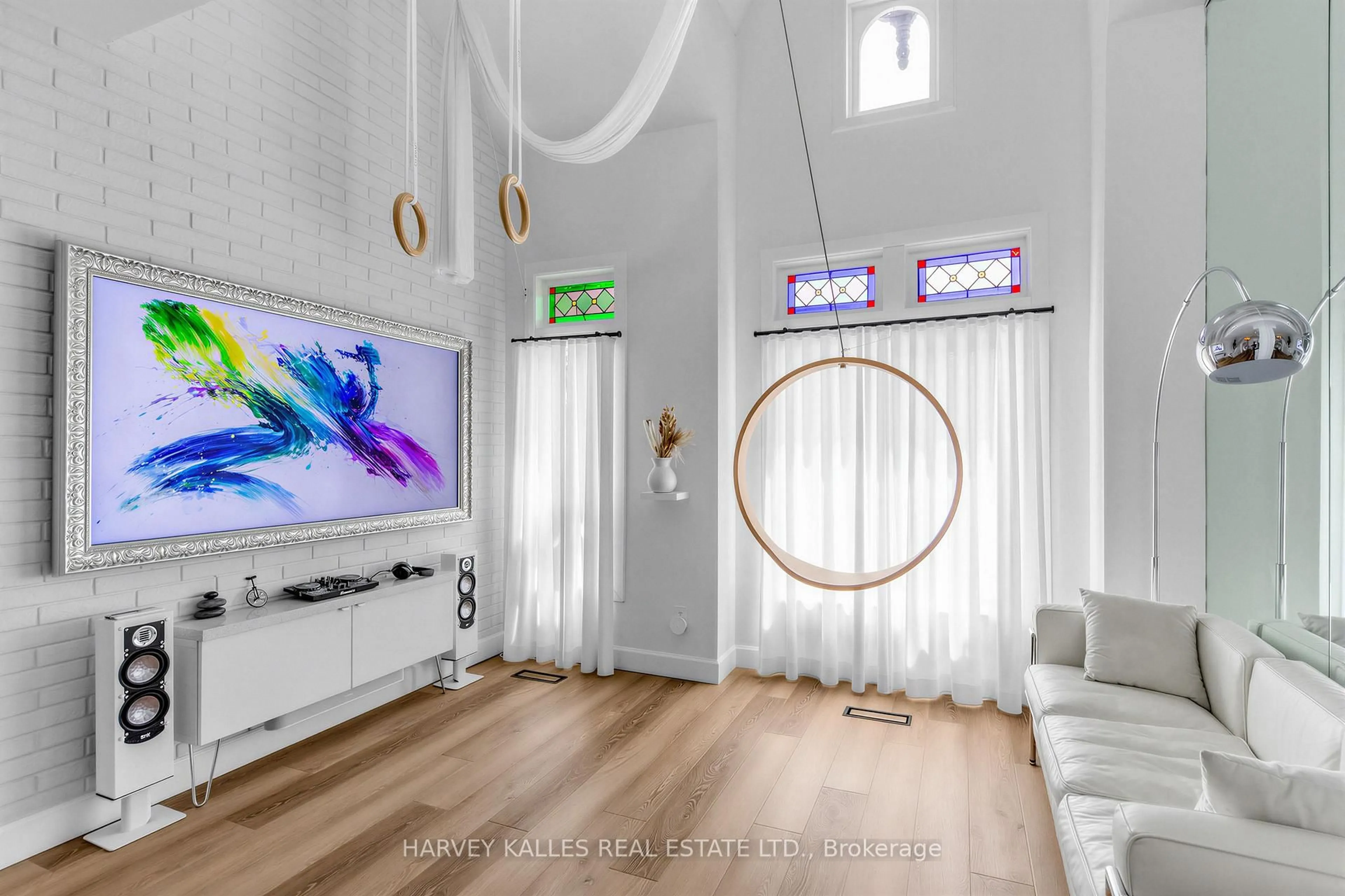 Home theater for 210 Gerrard St, Toronto Ontario M5A 2E6