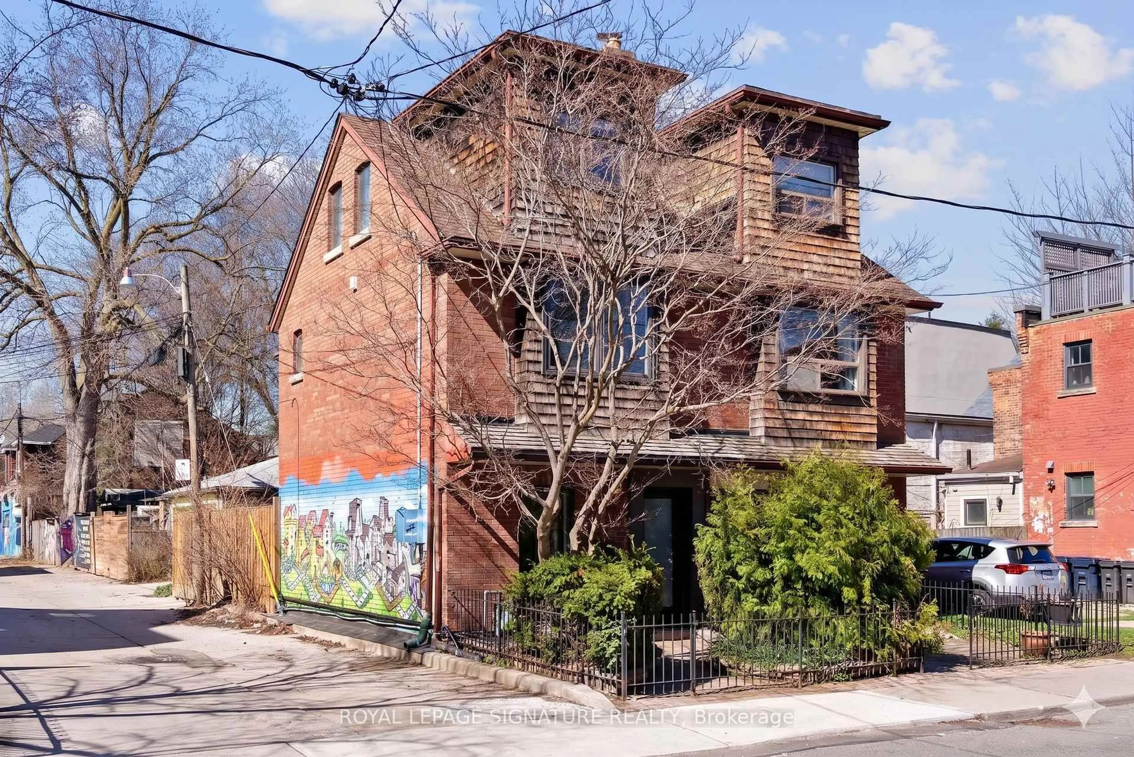 Home with brick exterior material, building for 100 Sussex Ave, Toronto Ontario M5S 1K3