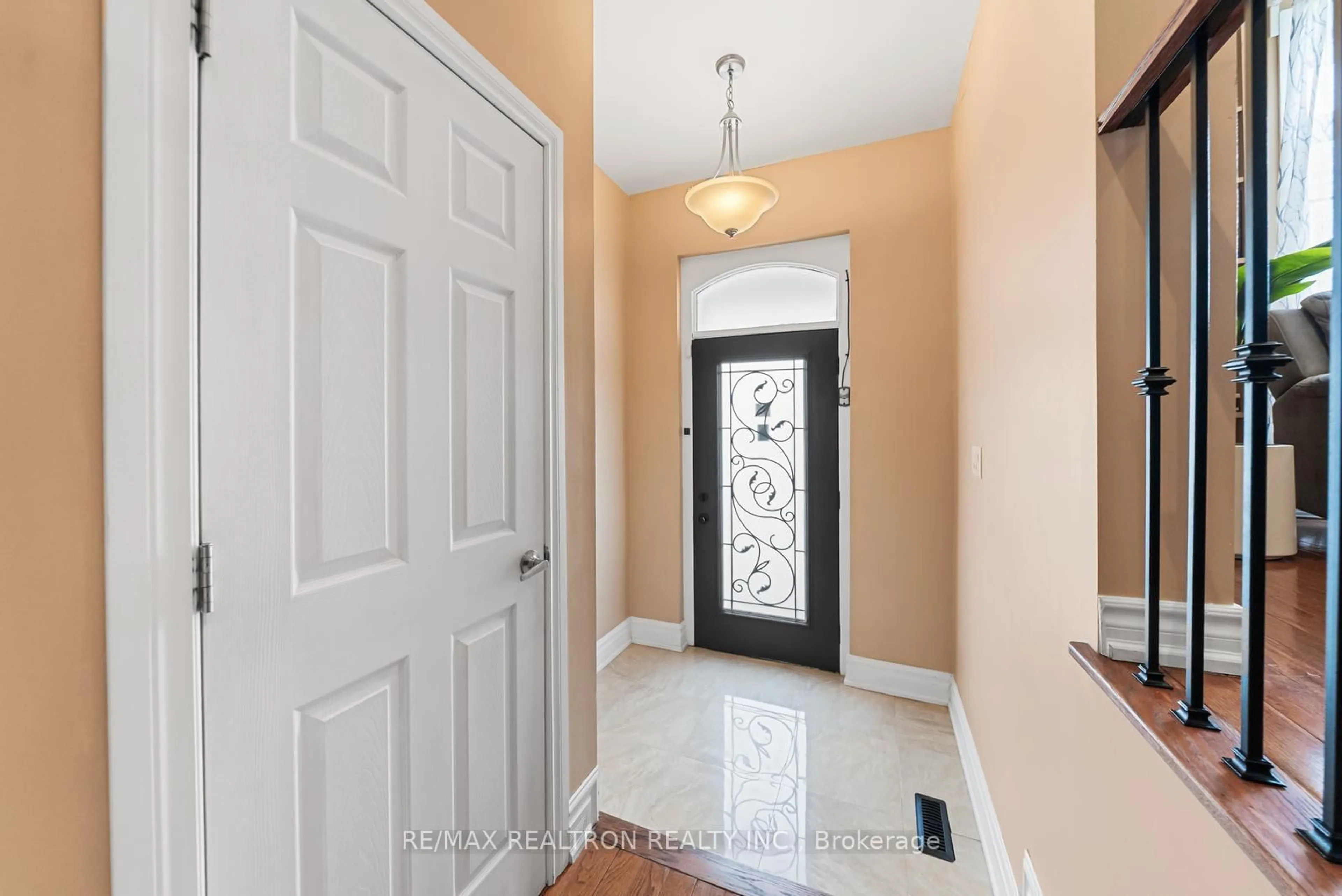 Indoor entryway for 51 Rogers Rd, Toronto Ontario M6E 1N5