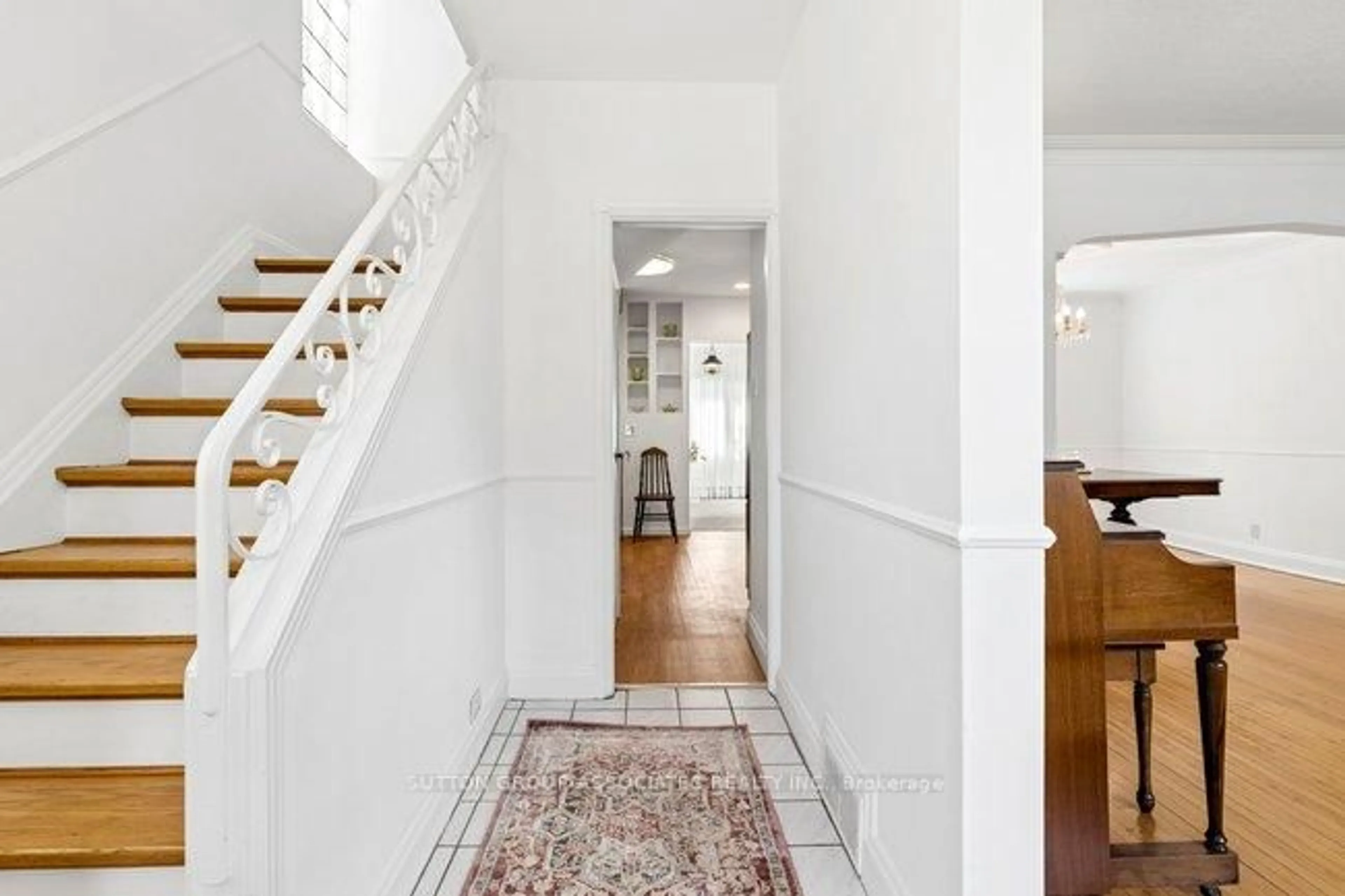 Indoor foyer for 5 Delhi Ave, Toronto Ontario M5M 3B5