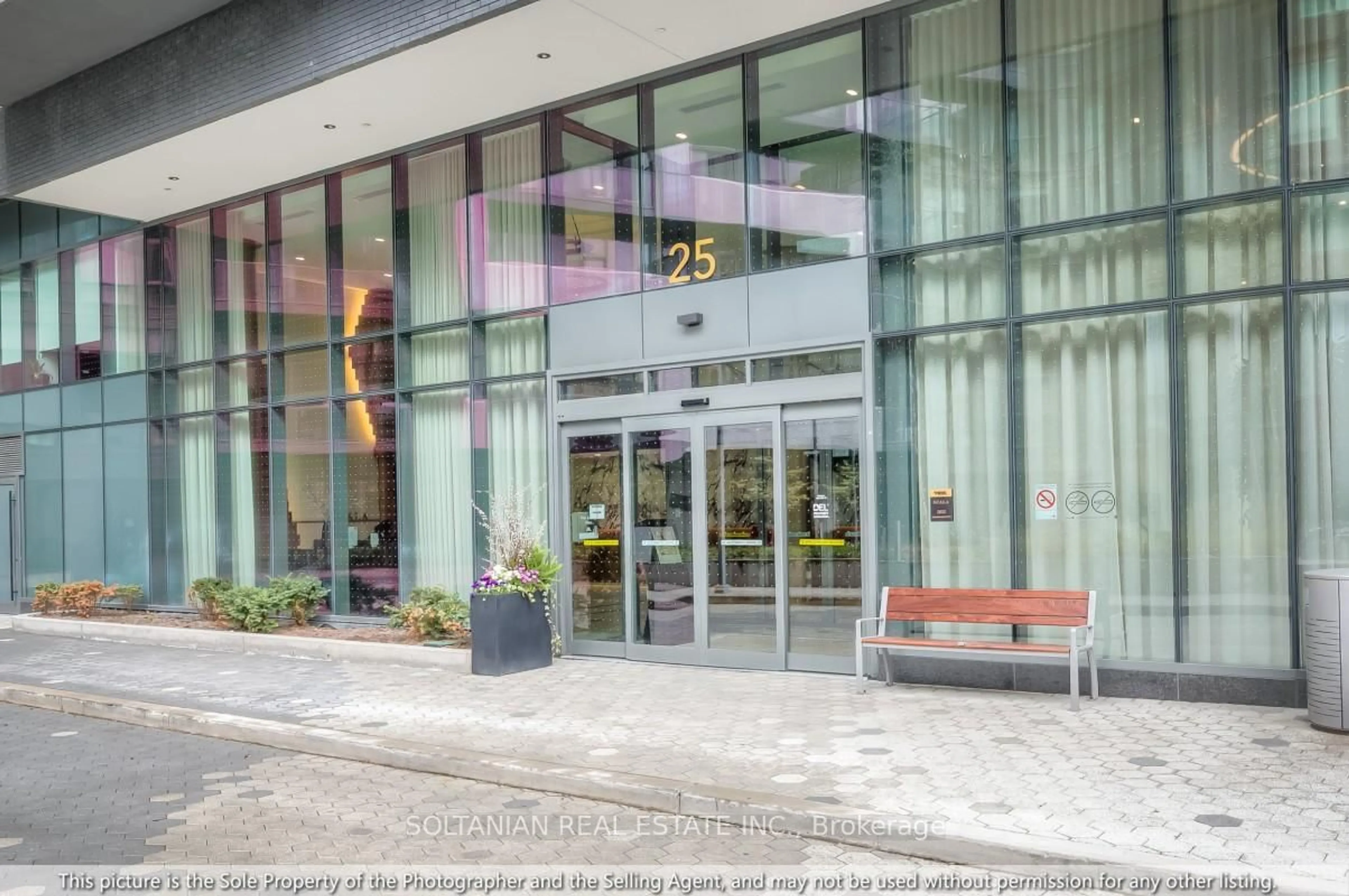 Indoor foyer for 25 Adra Grado Way #1020, Toronto Ontario M2J 0H6