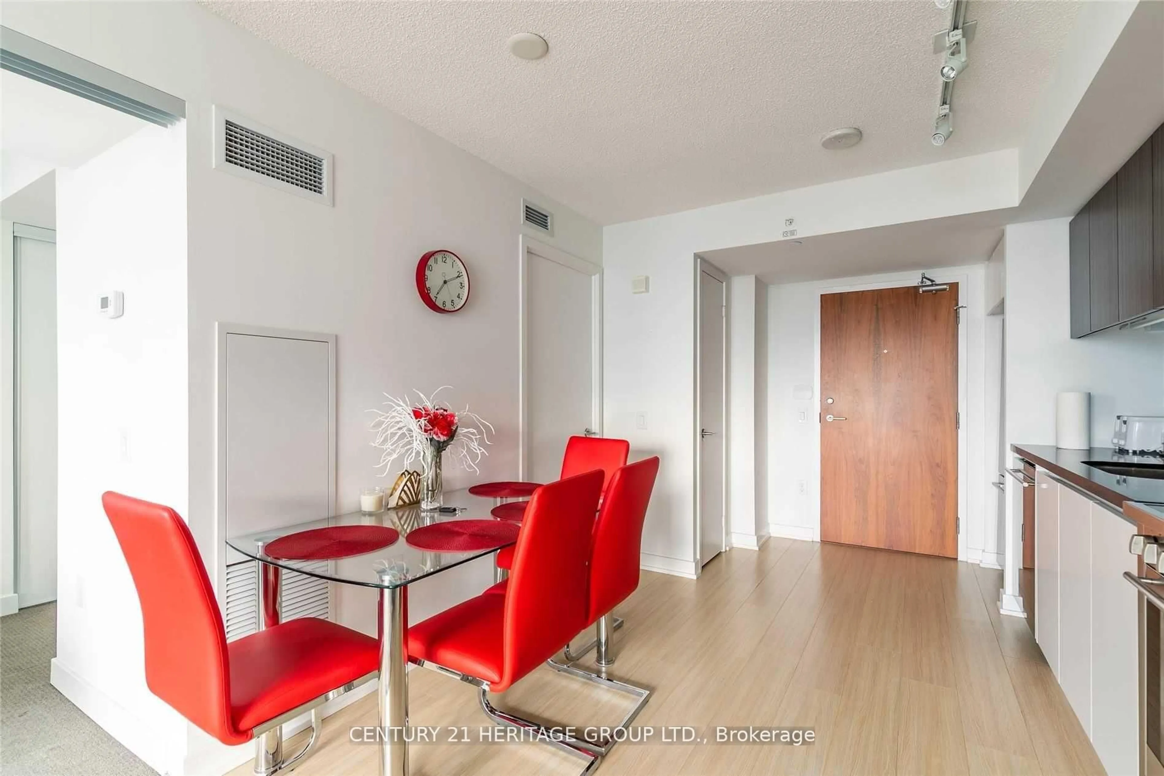 Dining room, wood/laminate floor for 75 Queens Wharf Rd #3810, Toronto Ontario M5V 0J8