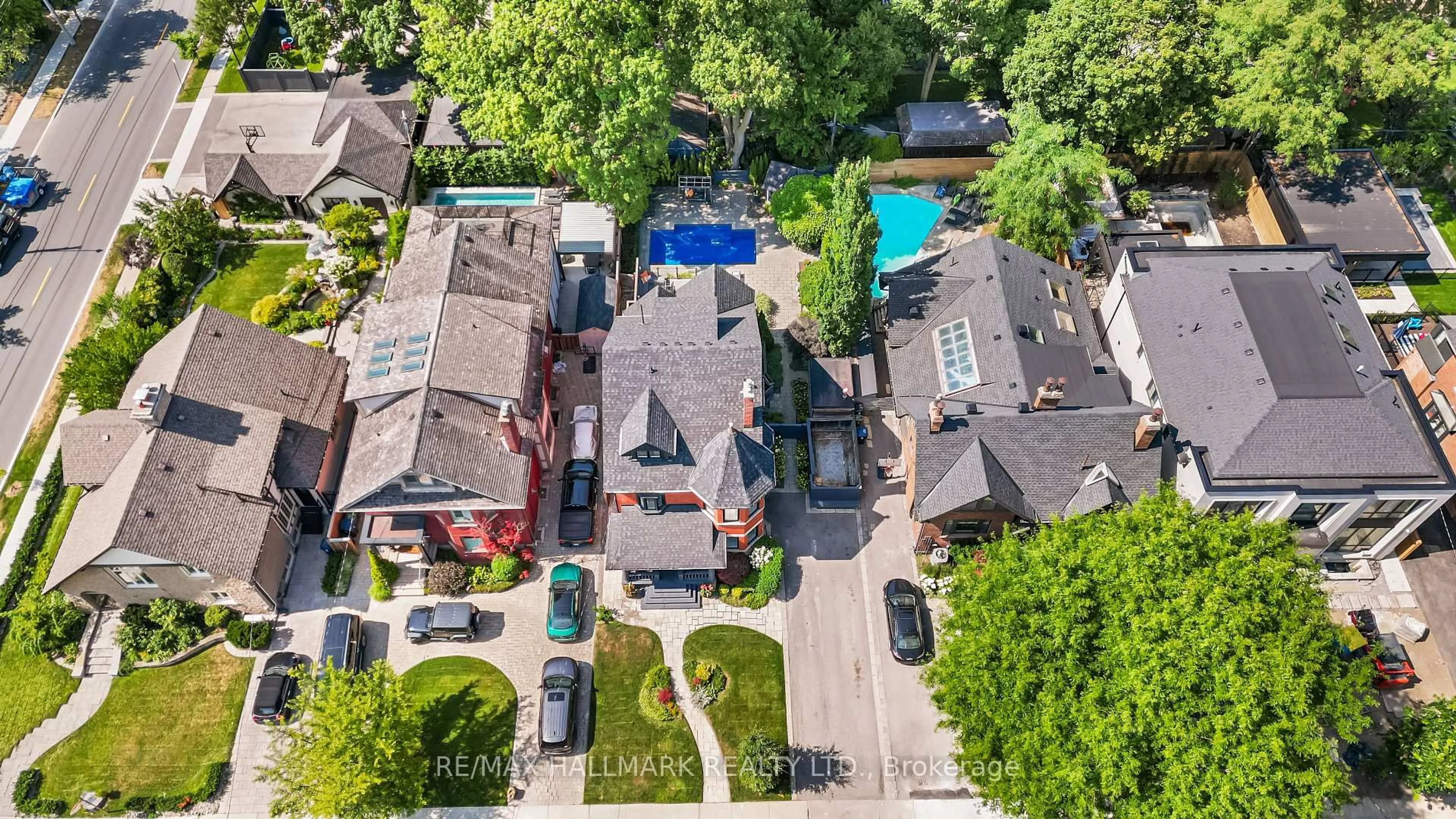 A pic from outside/outdoor area/front of a property/back of a property/a pic from drone, street for 26 Lytton Blvd, Toronto Ontario M4R 1L1