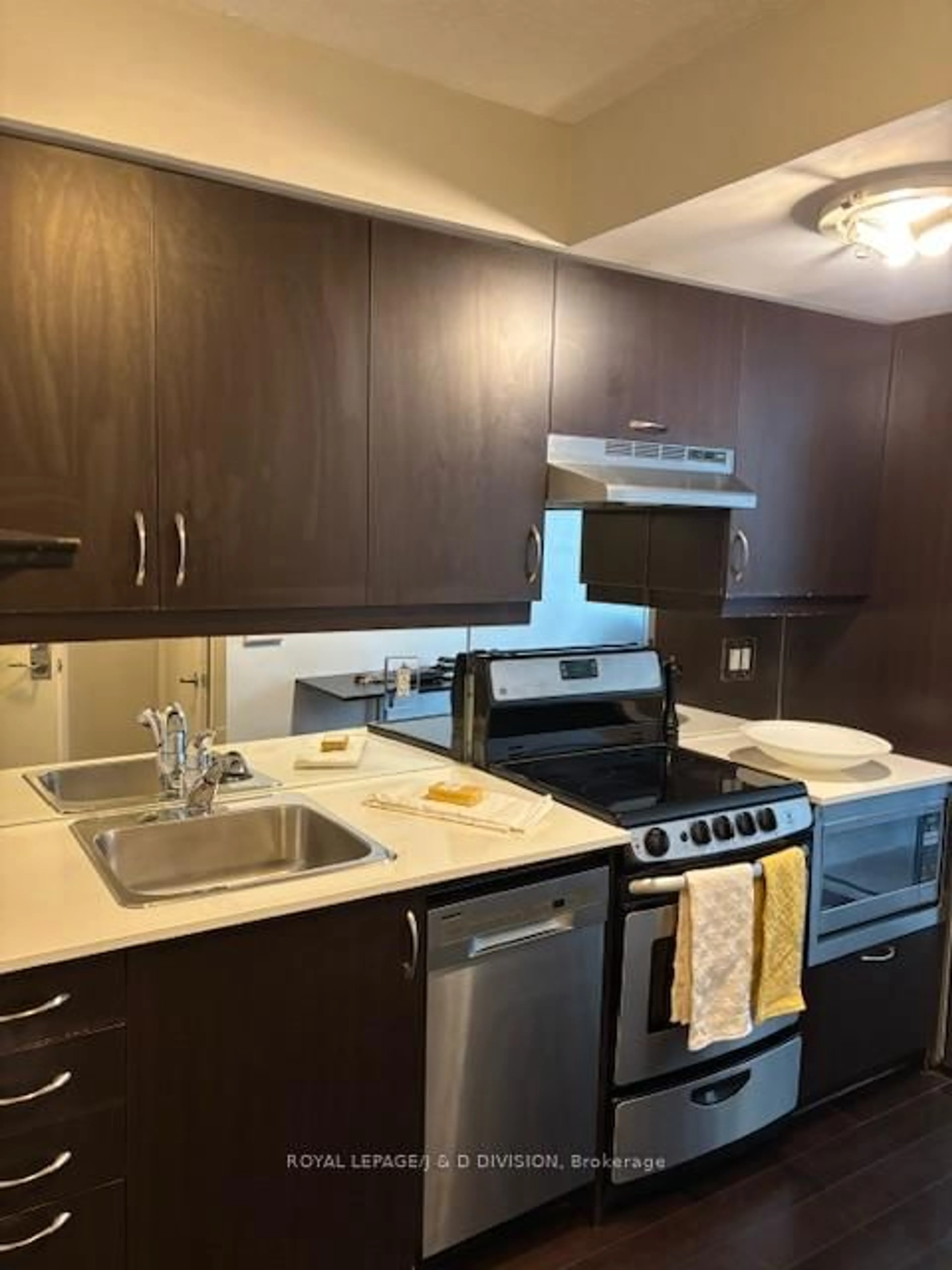 Standard kitchen, unknown for 320 Richmond St #304, Toronto Ontario M5A 1P9