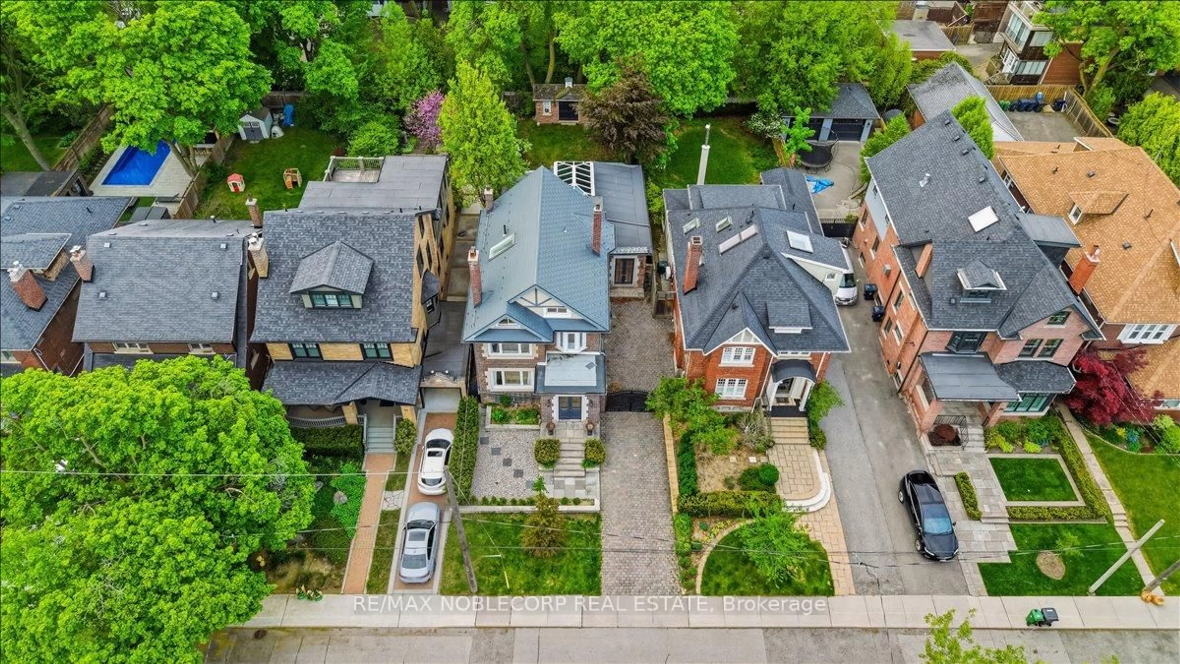 A pic from outside/outdoor area/front of a property/back of a property/a pic from drone, street for 38 Glenrose Ave, Toronto Ontario M4T 1K4