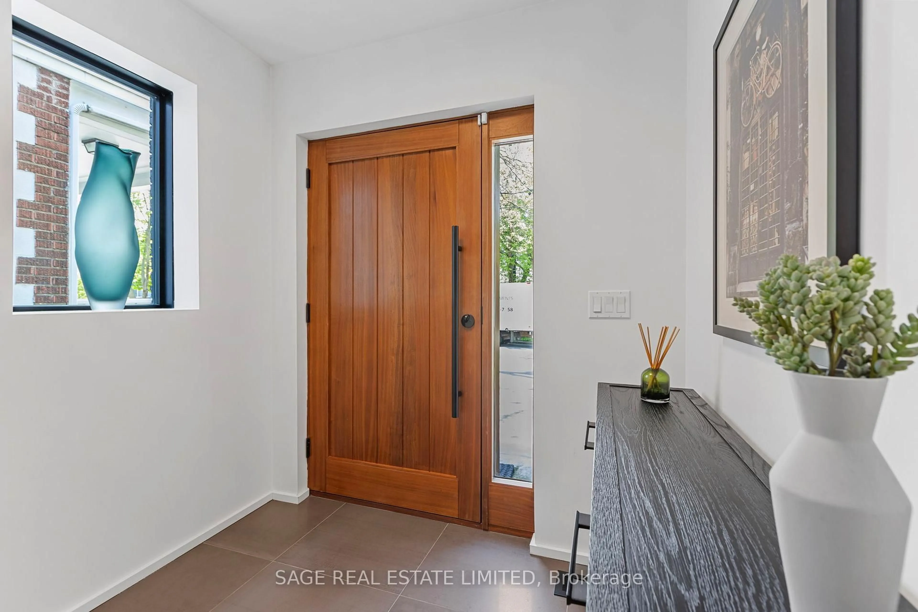 Indoor entryway for 121 Sherwood Ave, Toronto Ontario M4P 2A6