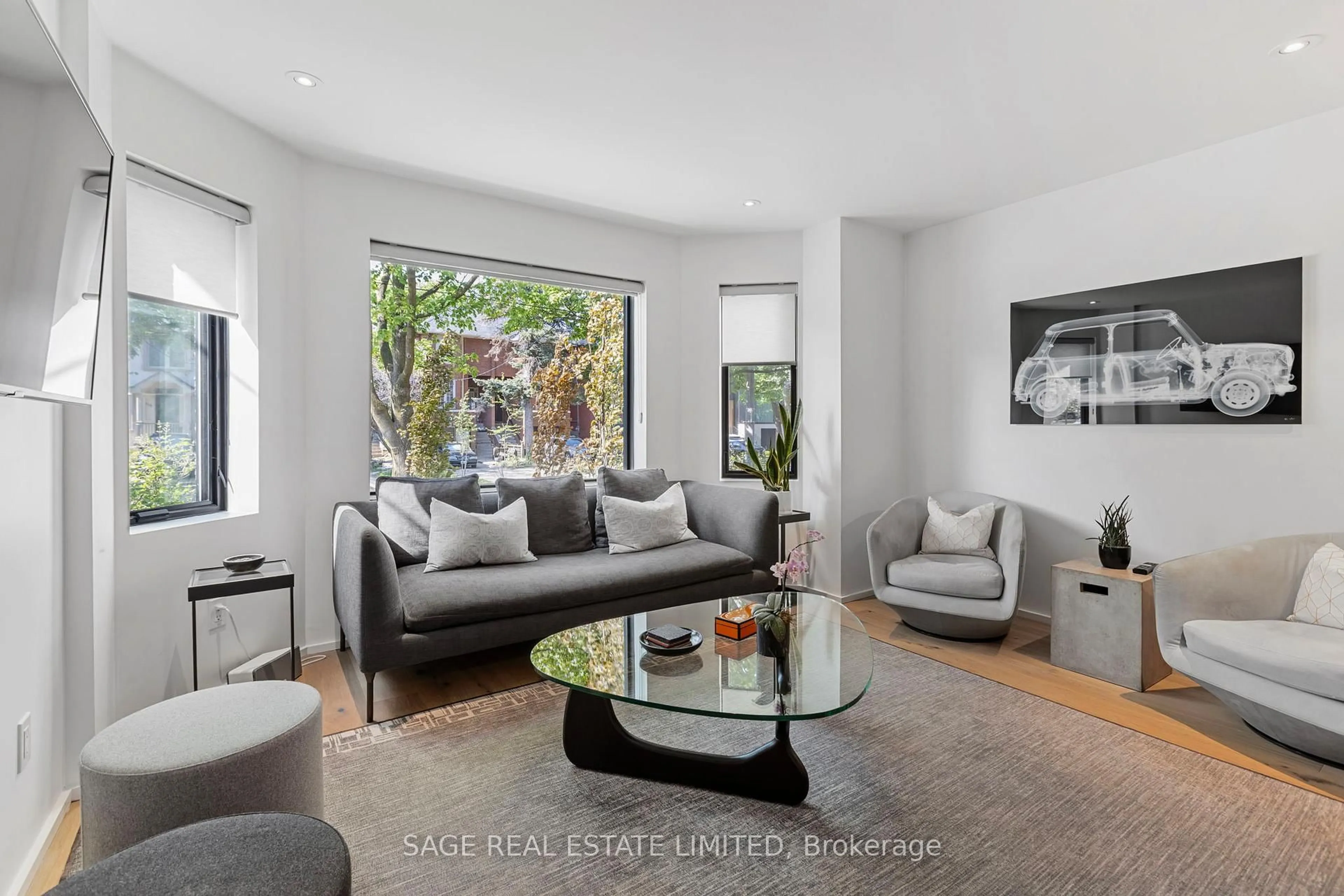Living room with furniture, unknown for 121 Sherwood Ave, Toronto Ontario M4P 2A6