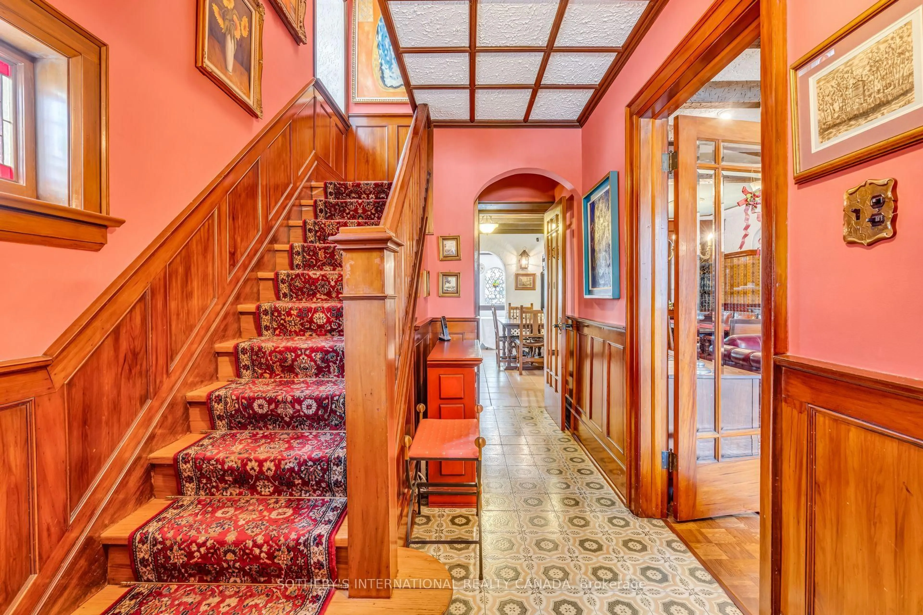 Indoor foyer for 127 Heddington Ave, Toronto Ontario M5N 2K9