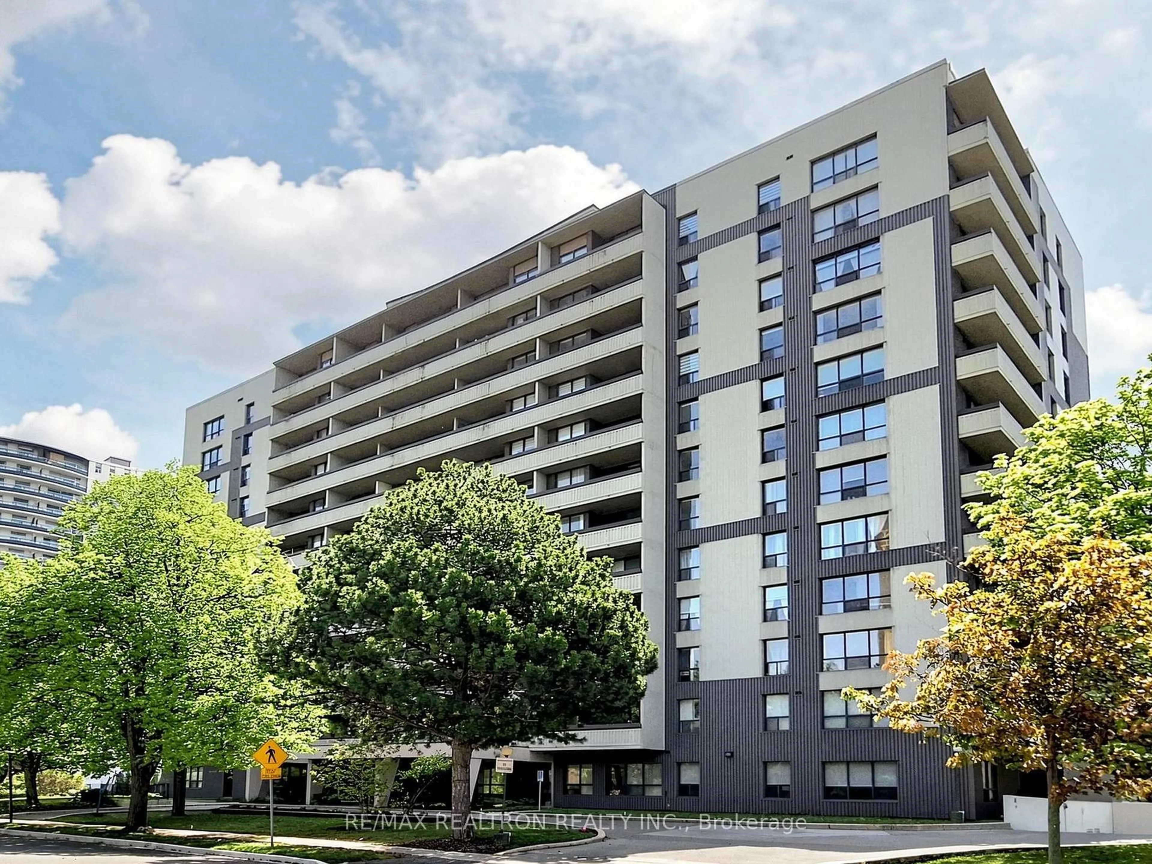 A pic from outside/outdoor area/front of a property/back of a property/a pic from drone, building for 100 Canyon Ave #608, Toronto Ontario M3H 5T9