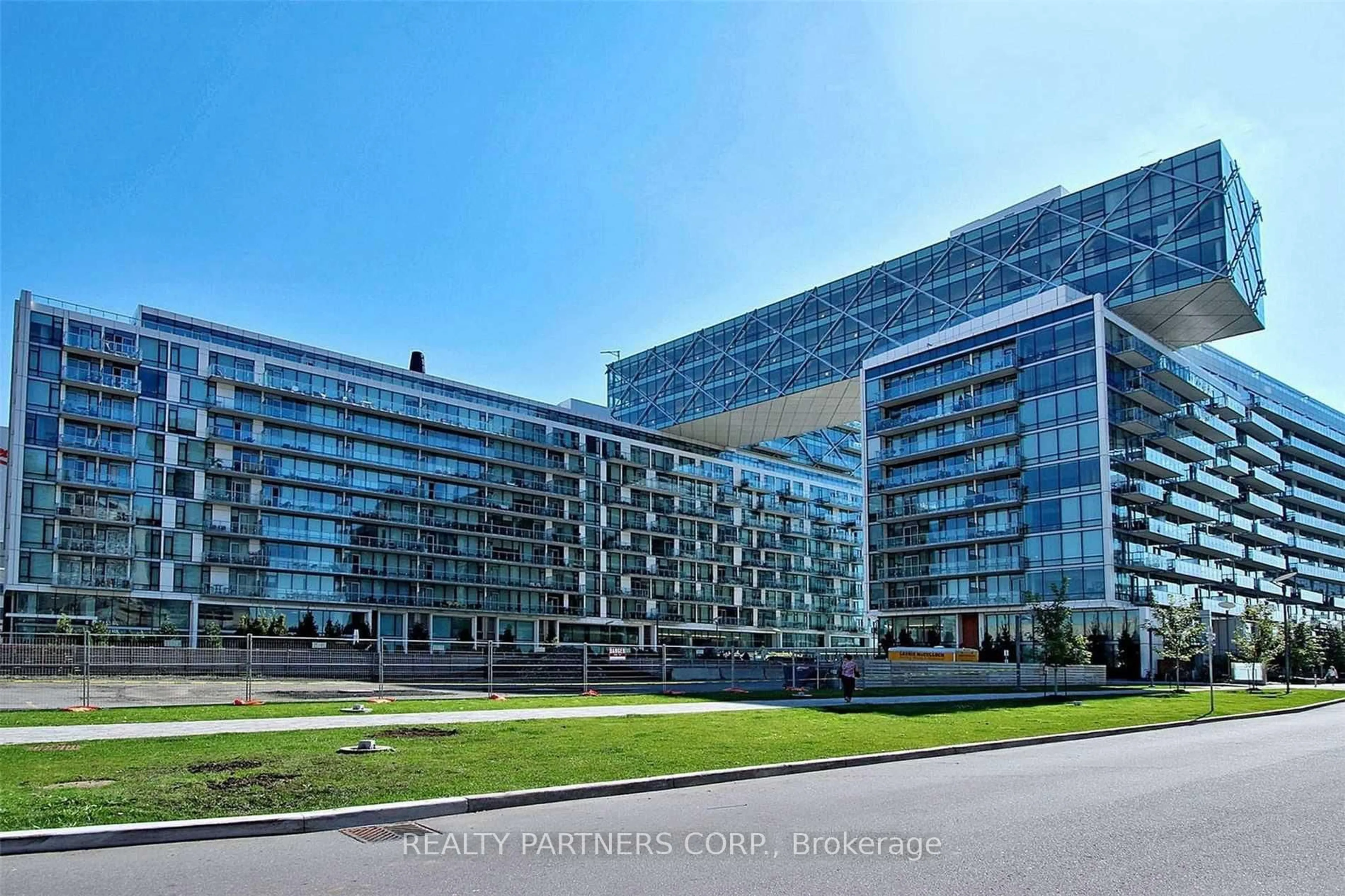 Unknown for 39 Queens Quay #426, Toronto Ontario M5E 0A5