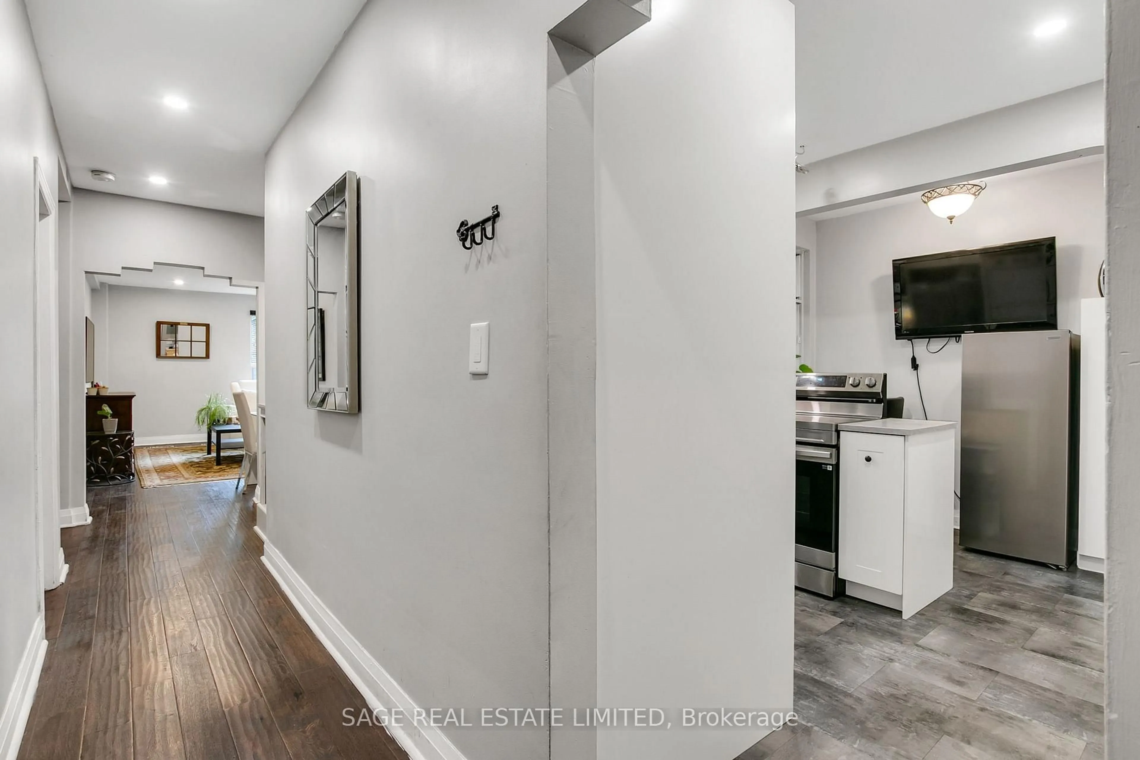 Indoor entryway for 1840 Bathurst St #204, Toronto Ontario M5P 3K7
