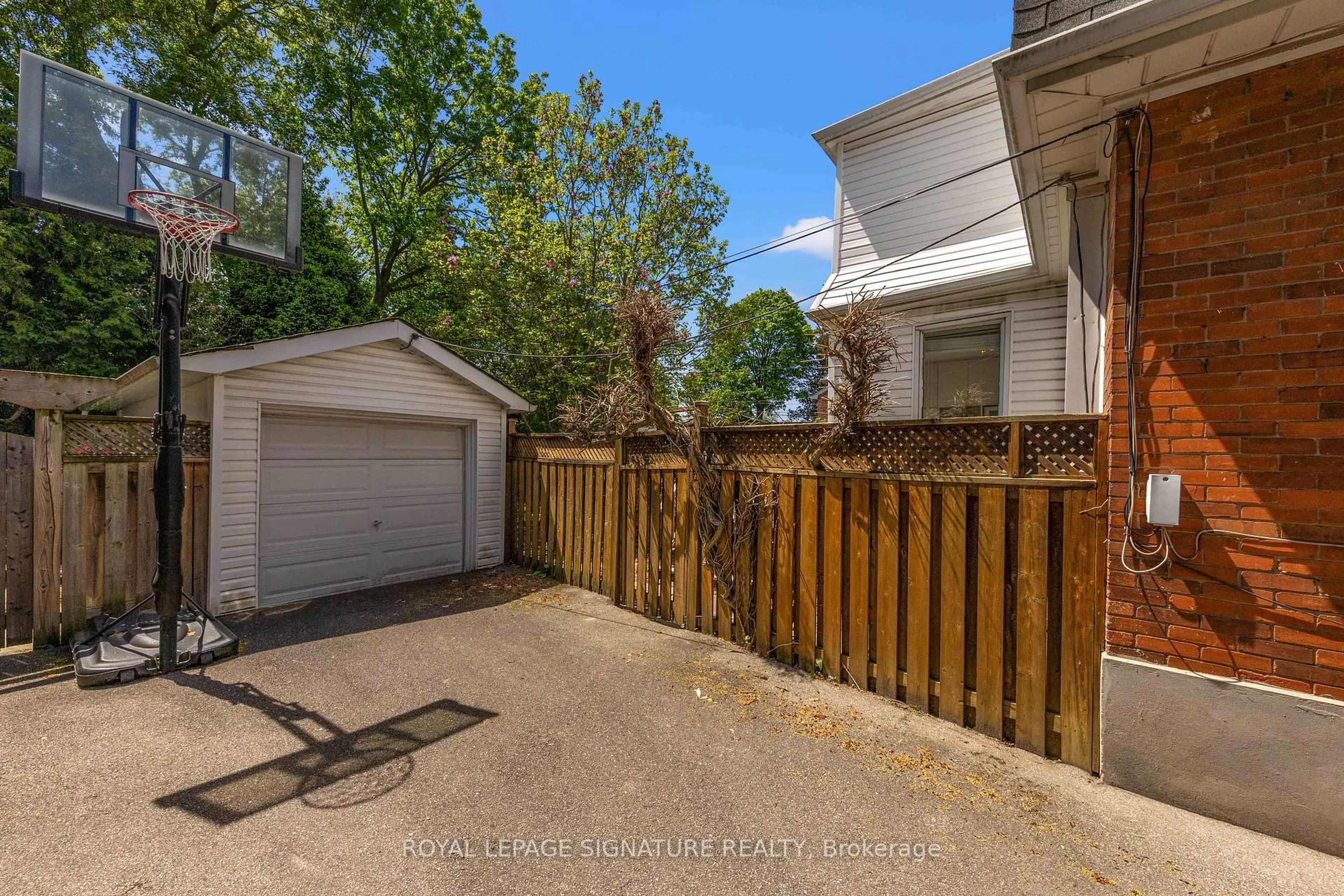 A pic from outside/outdoor area/front of a property/back of a property/a pic from drone, street for 117 Bowood Ave, Toronto Ontario M4N 1Y3