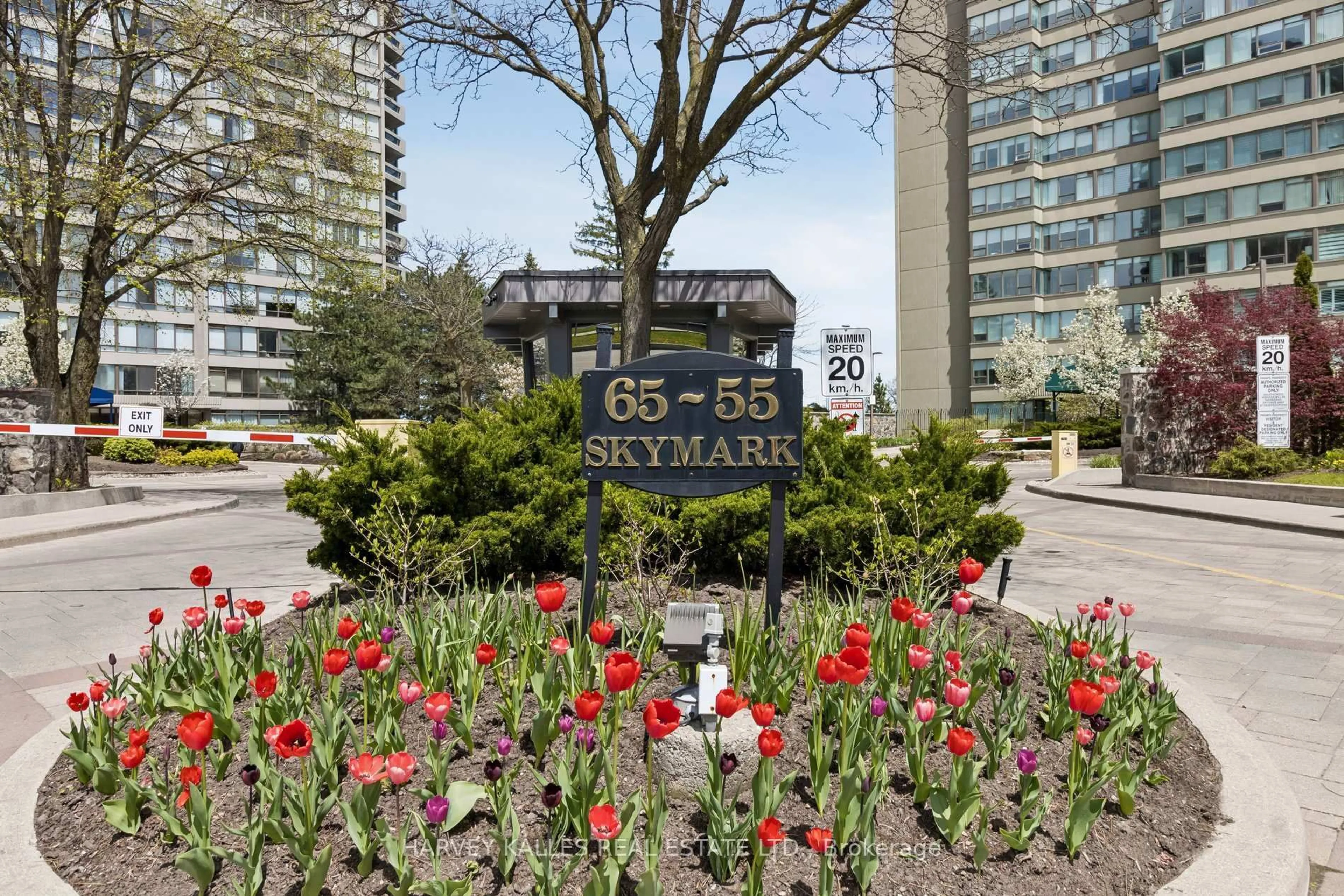 Indoor foyer for 55 Skymark Dr #205, Toronto Ontario M2H 3N4