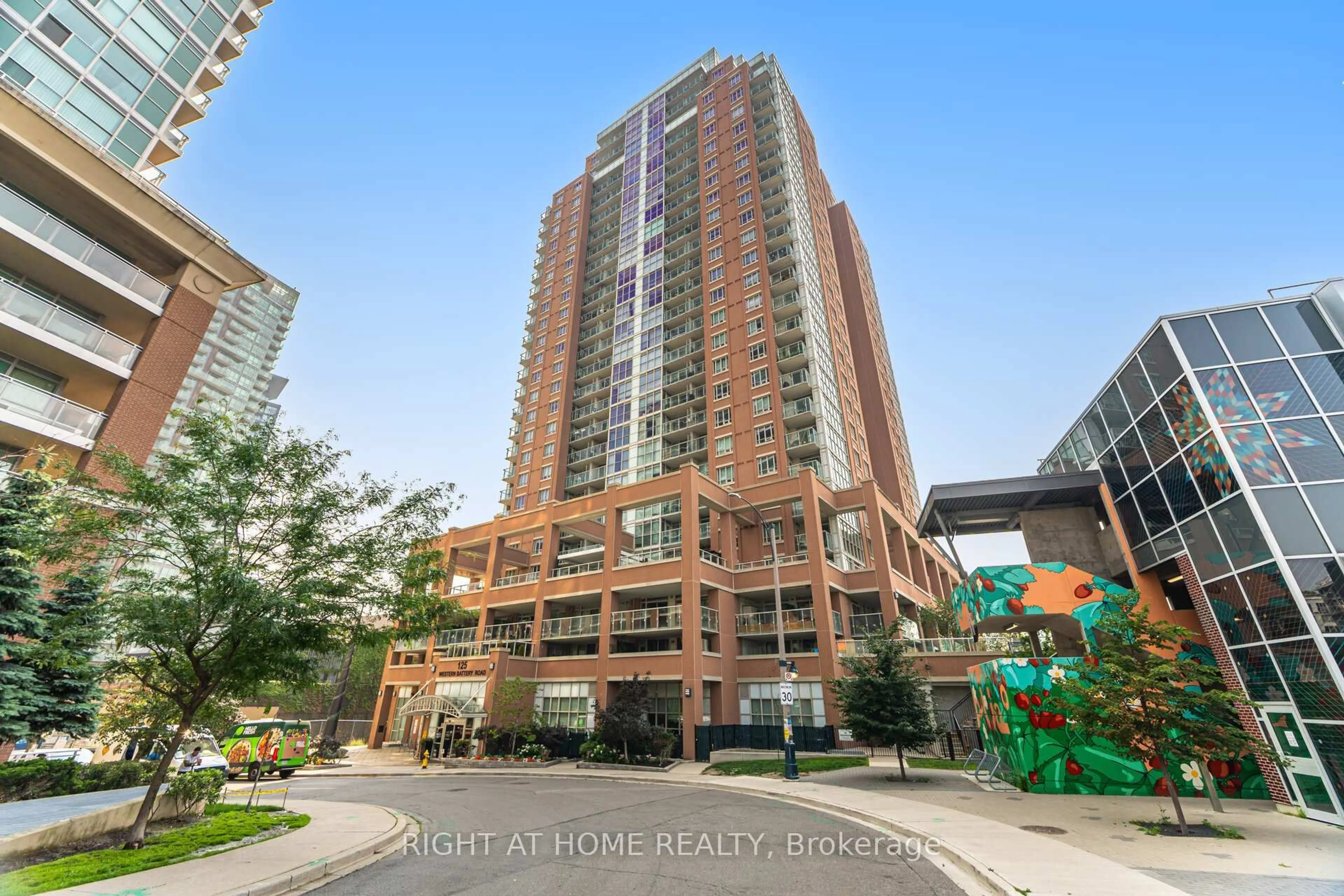 Indoor foyer for 125 Western Battery Rd #1112, Toronto Ontario M6K 3R8