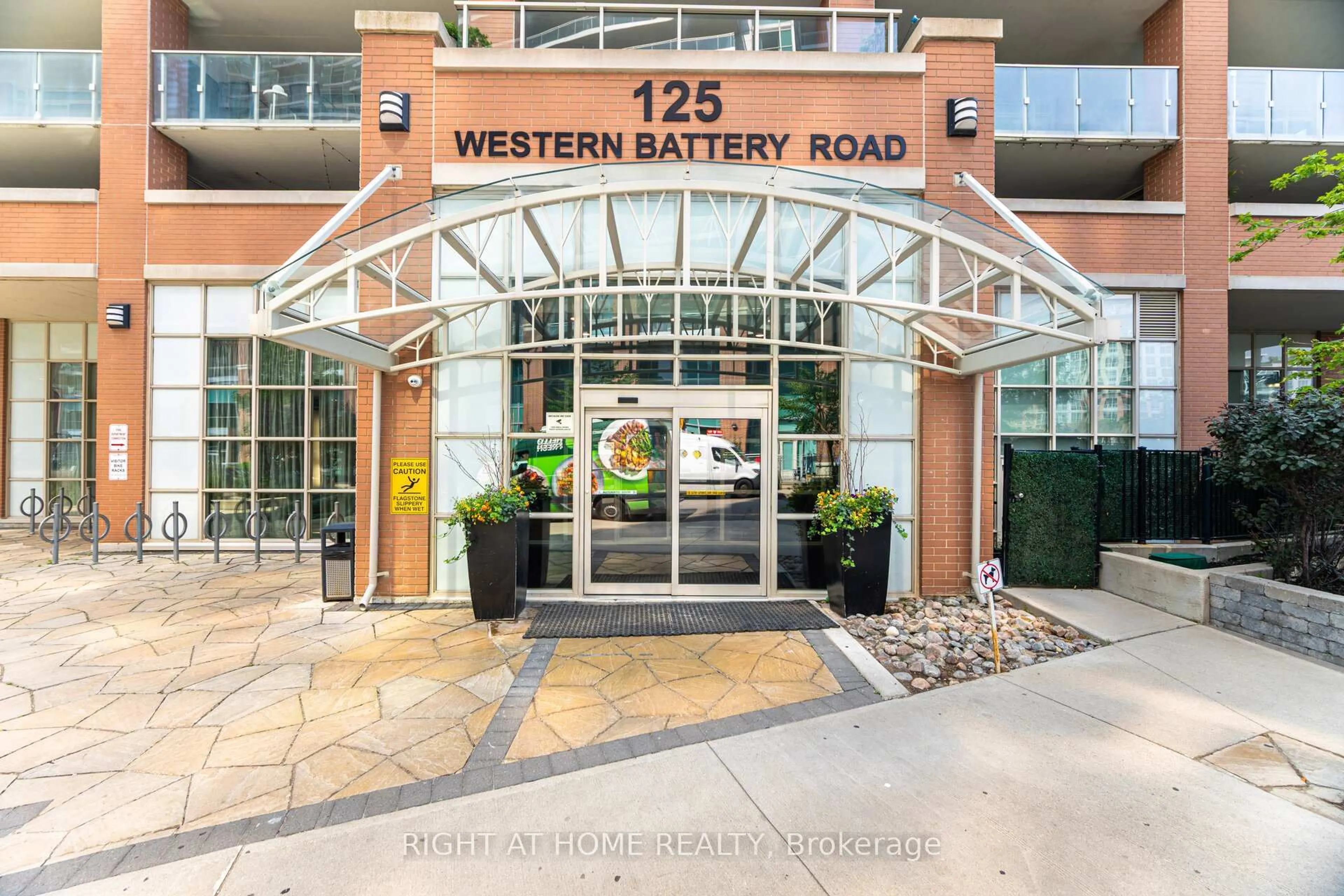 Indoor entryway for 125 Western Battery Rd #1112, Toronto Ontario M6K 3R8