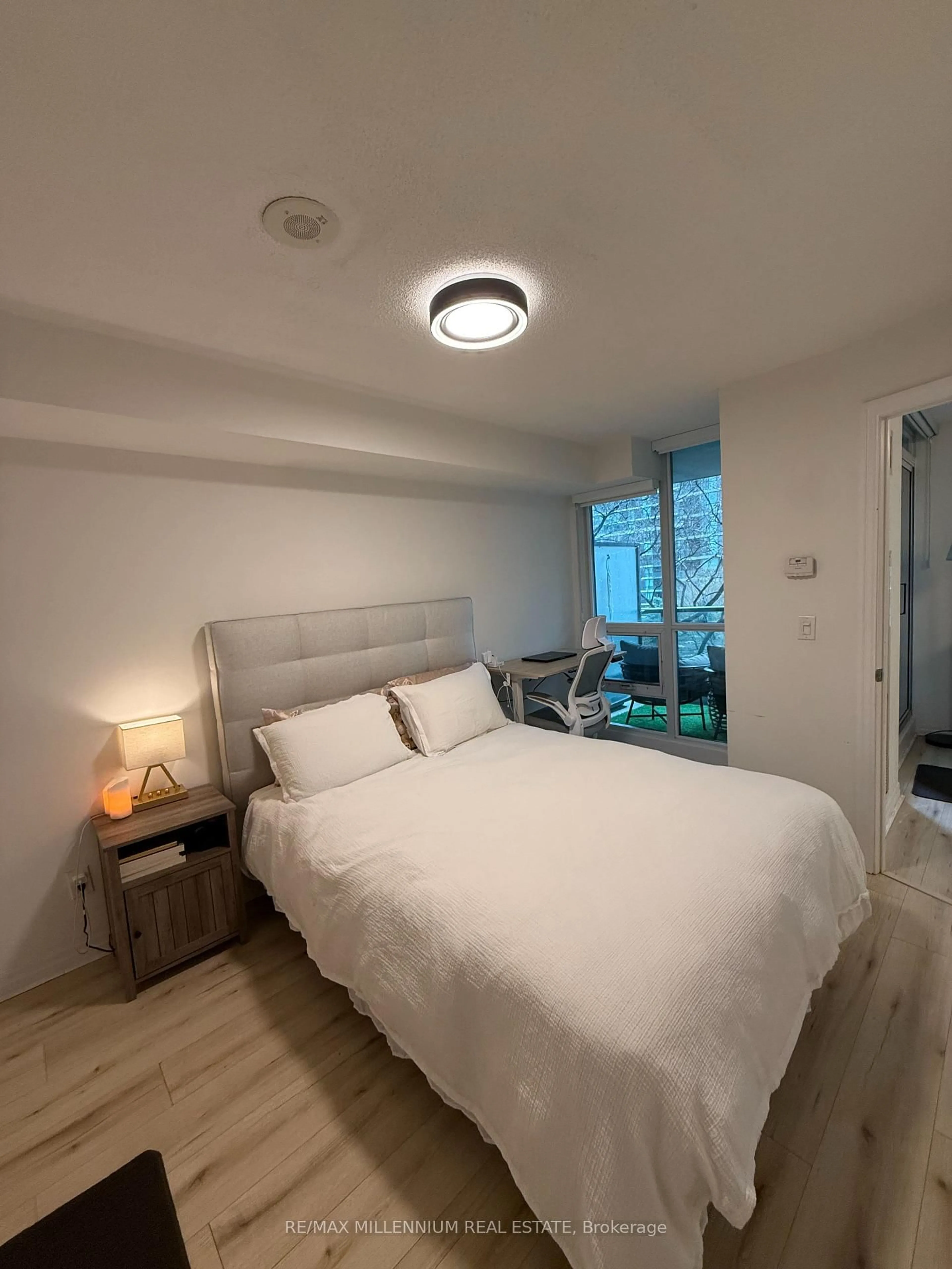 A pic of a room for 16 Yonge St #601, Toronto Ontario M5E 2A1