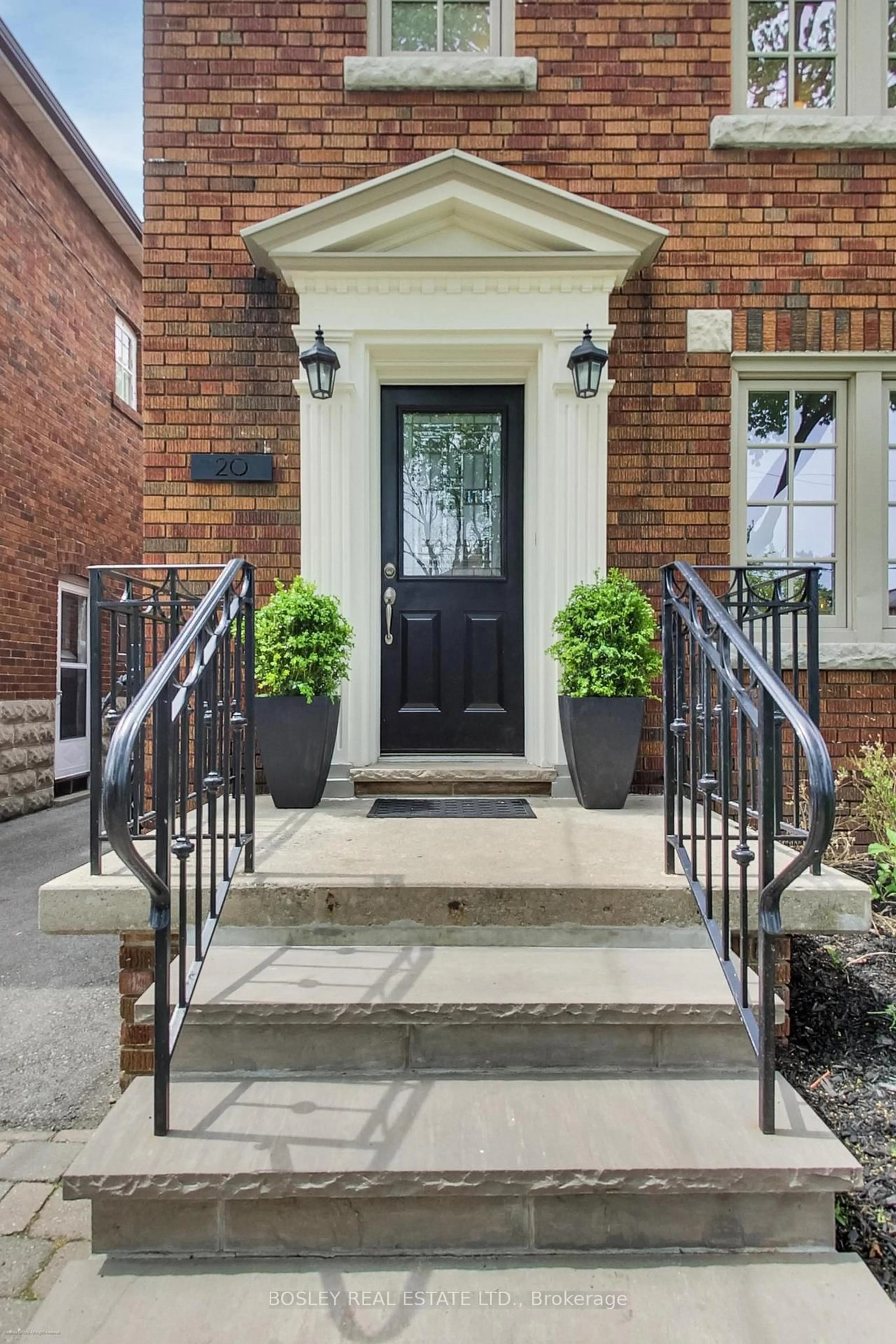 Indoor entryway for 20 Randolph Rd, Toronto Ontario M4G 3R7