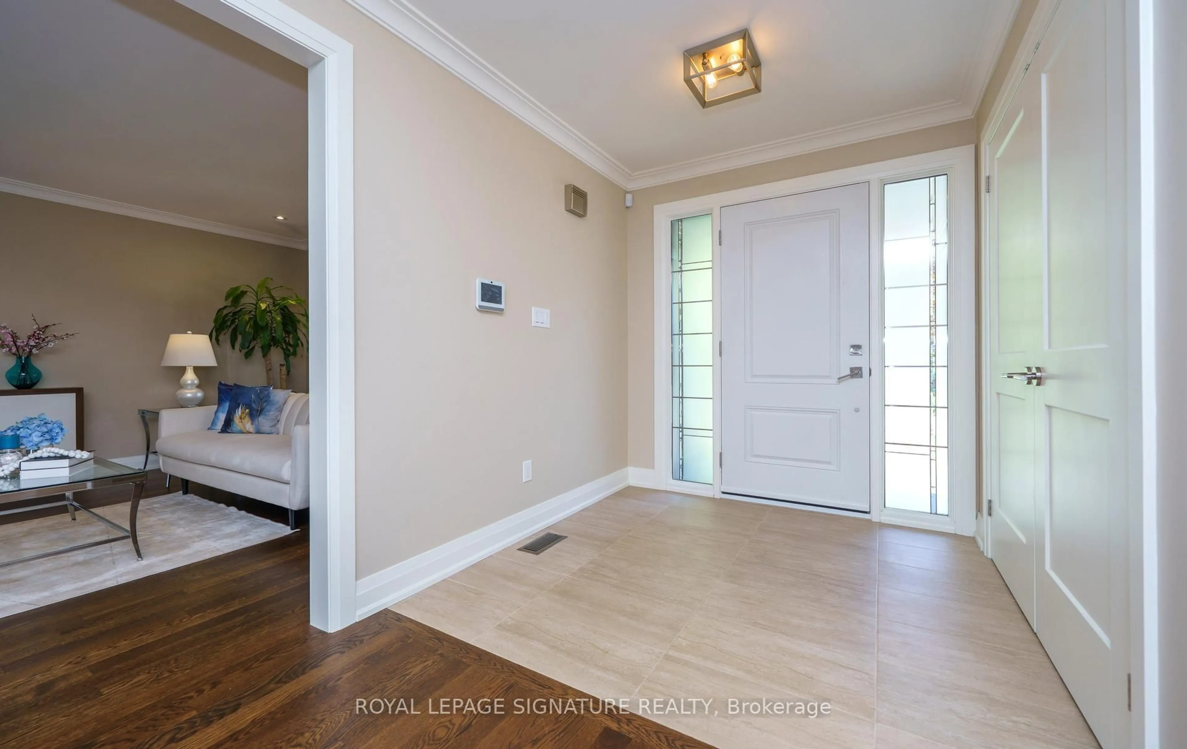 Indoor entryway for 12 Abbeywood Tr, Toronto Ontario M3B 3B3