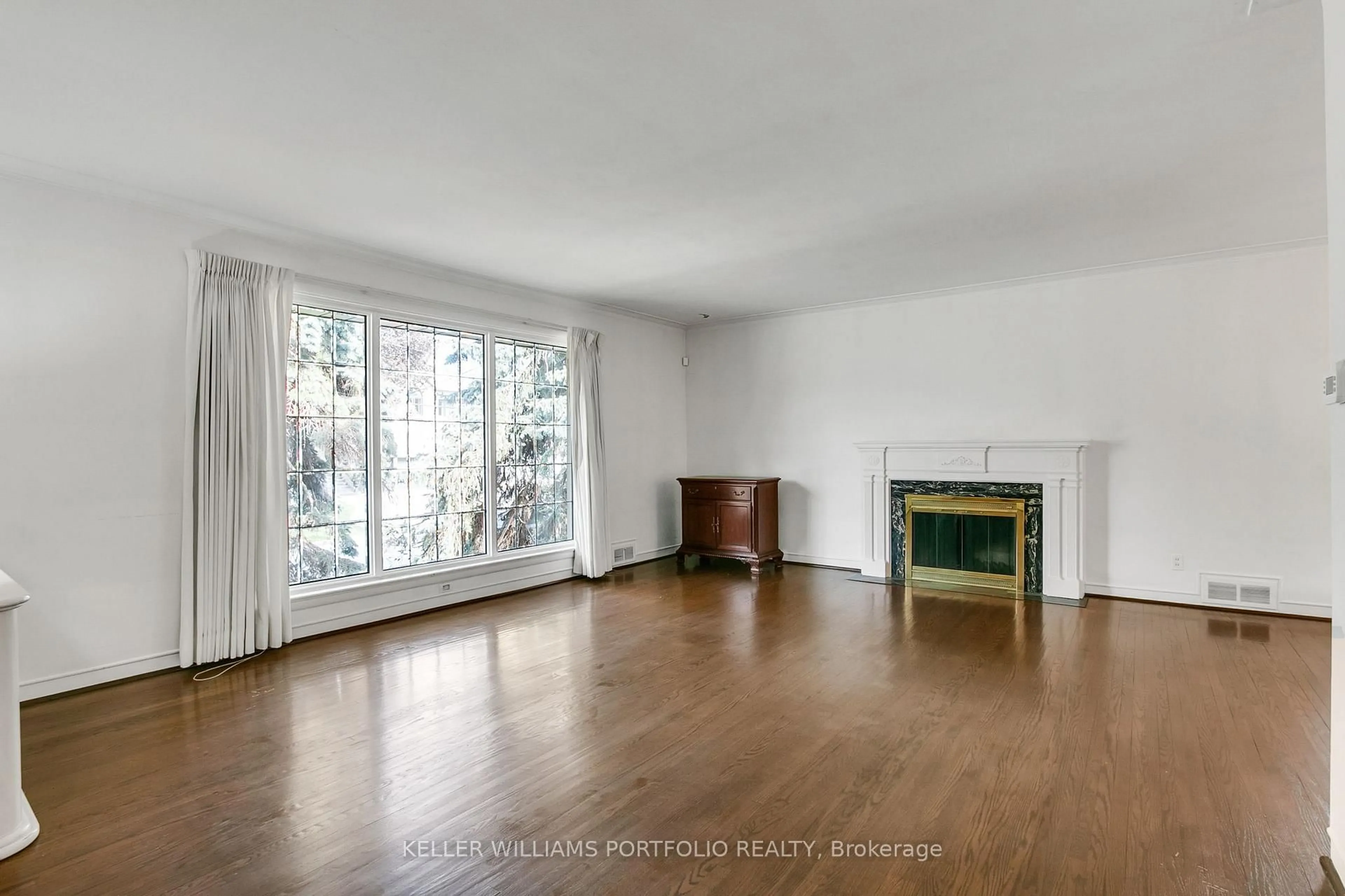 Living room with furniture, wood/laminate floor for 29 Winlock Park, Toronto Ontario M2M 1Z1