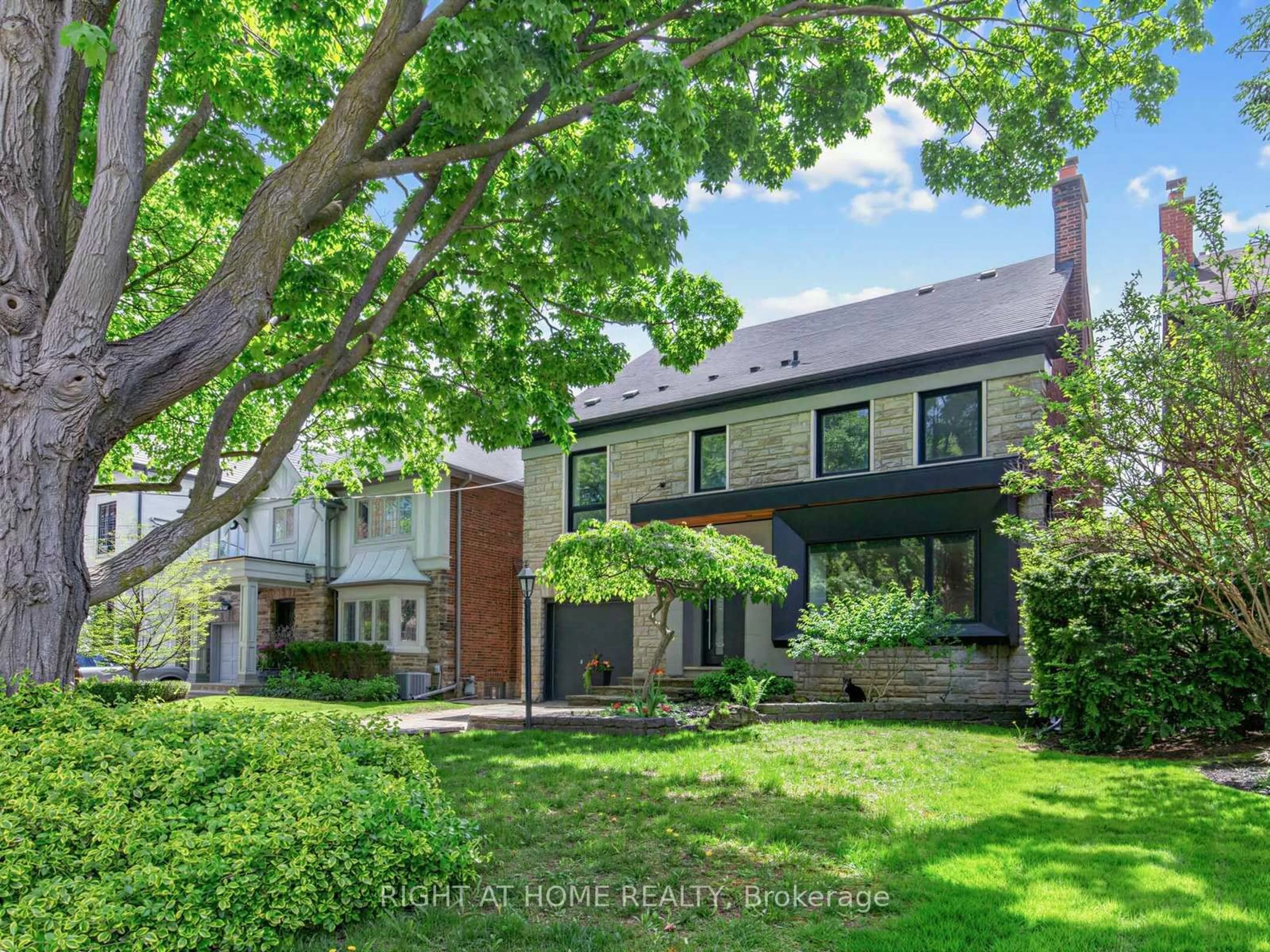 A pic from outside/outdoor area/front of a property/back of a property/a pic from drone, street for 140 Coldstream Ave, Toronto Ontario M5N 1X9
