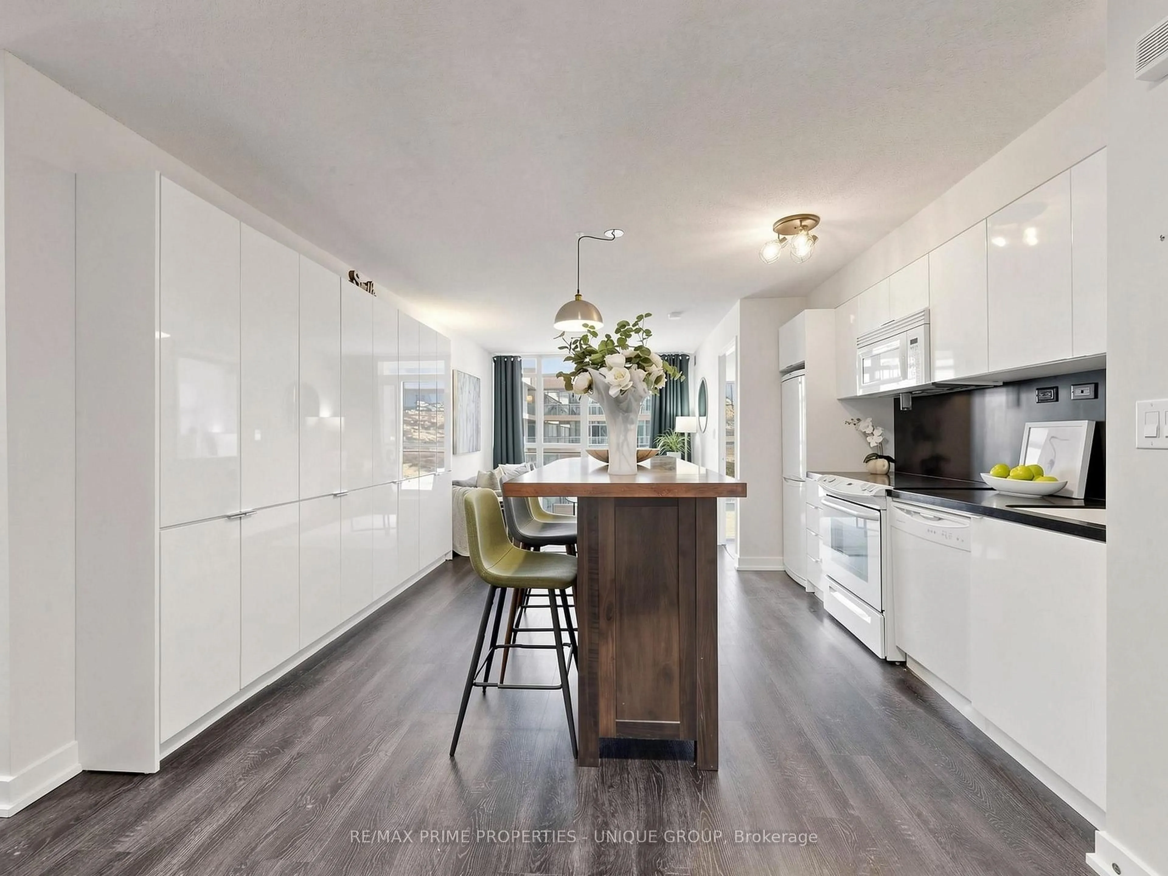 Contemporary kitchen, unknown for 10 Capreol Crt #529, Toronto Ontario M5V 4B3