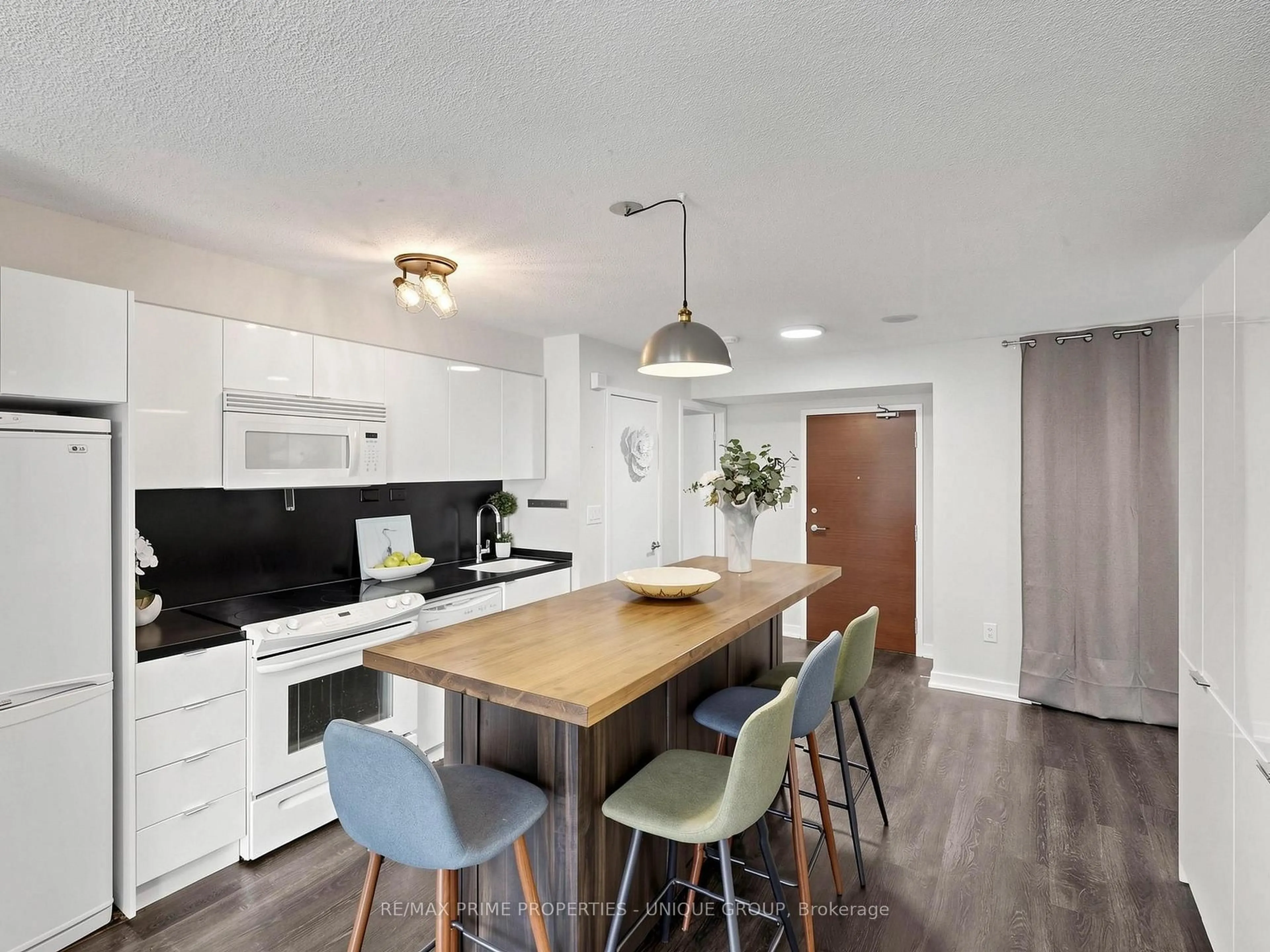 Open concept kitchen, wood/laminate floor for 10 Capreol Crt #529, Toronto Ontario M5V 4B3