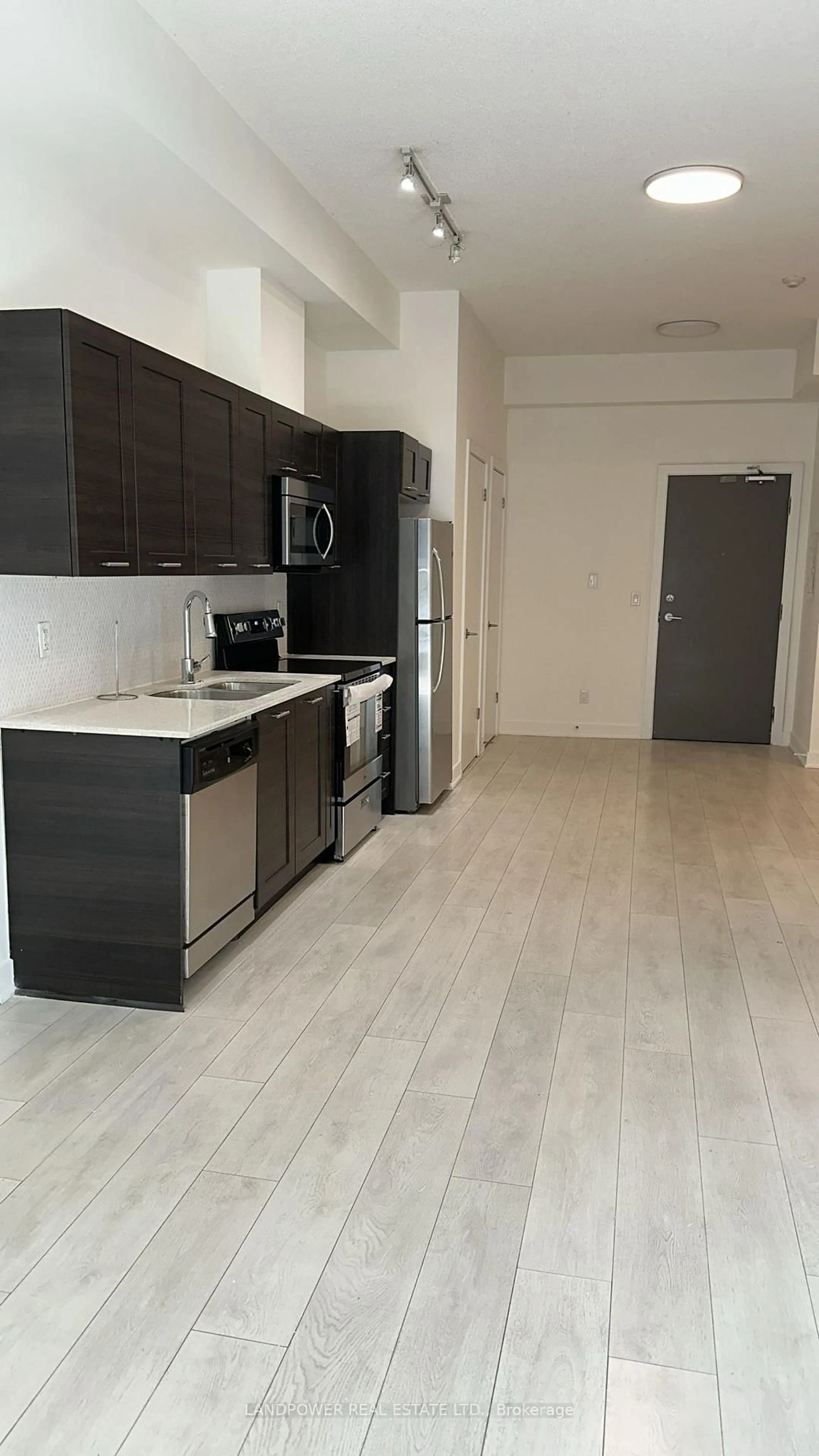 Standard kitchen, unknown for 169 Fort York Blvd #207, Toronto Ontario M5V 0C8