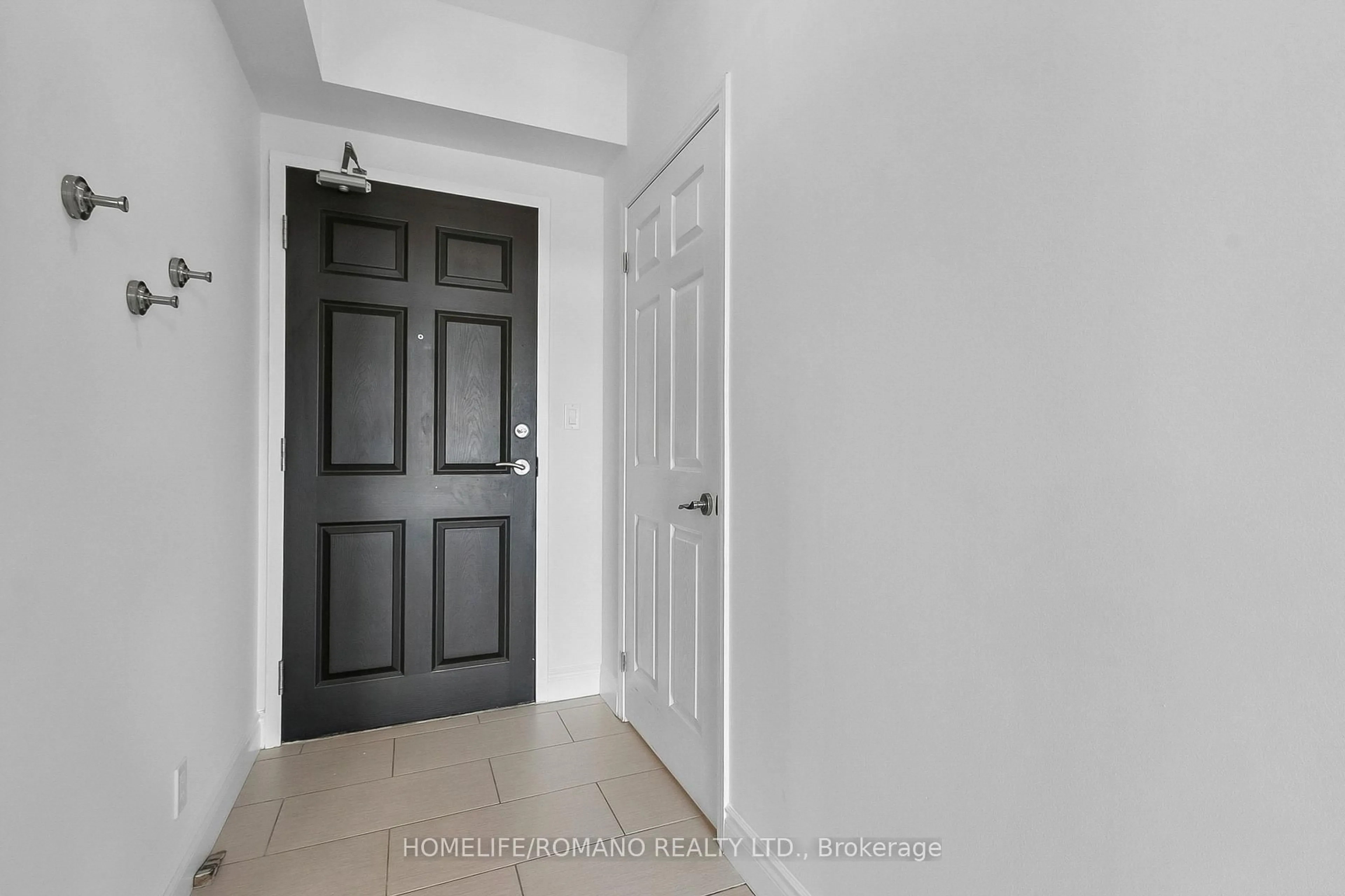 Indoor entryway for 650 Mount Pleasant Rd #508, Toronto Ontario M4S 2N5